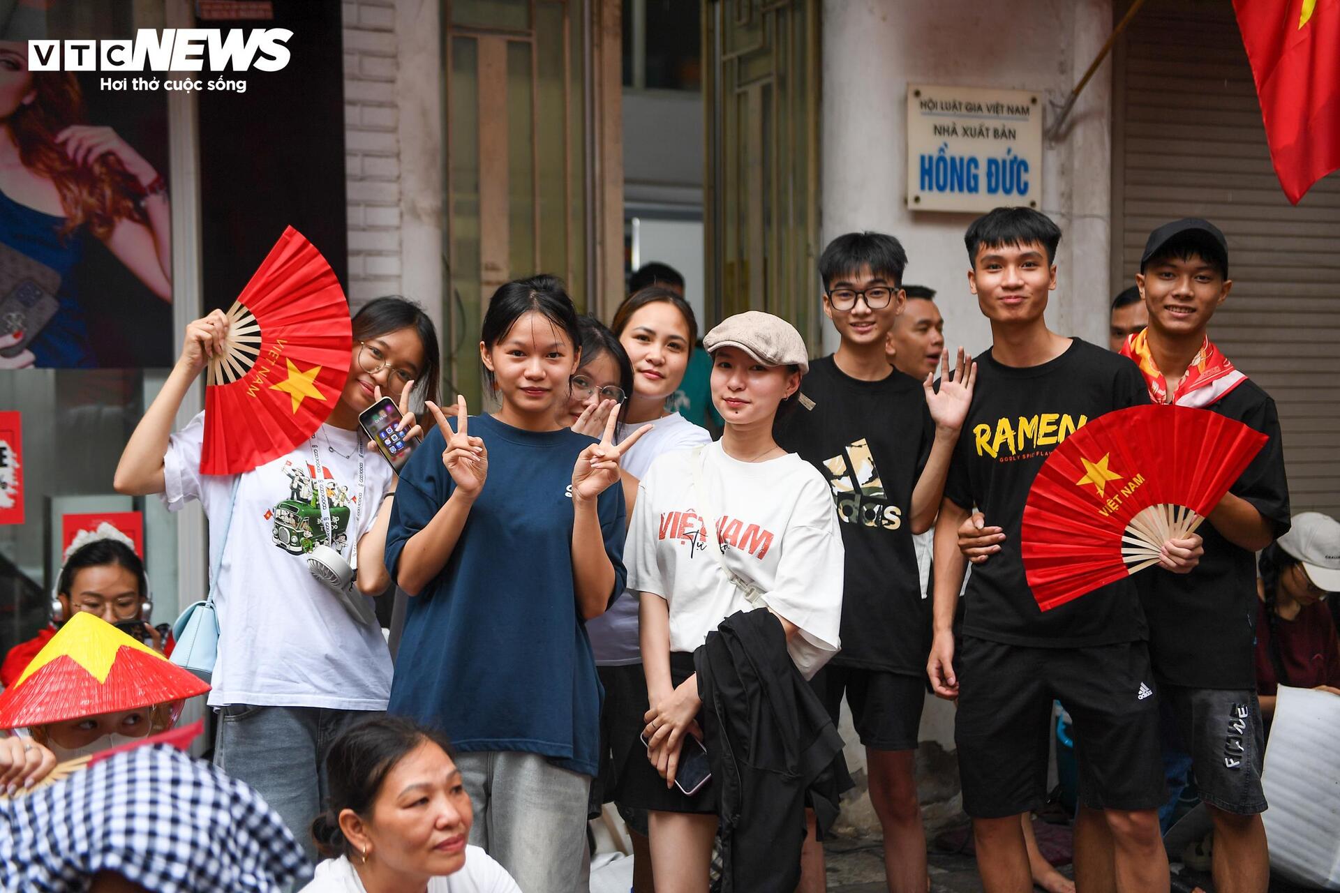 Hà Nội mưa to, người dân đội mưa chờ xem diễu binh - 10