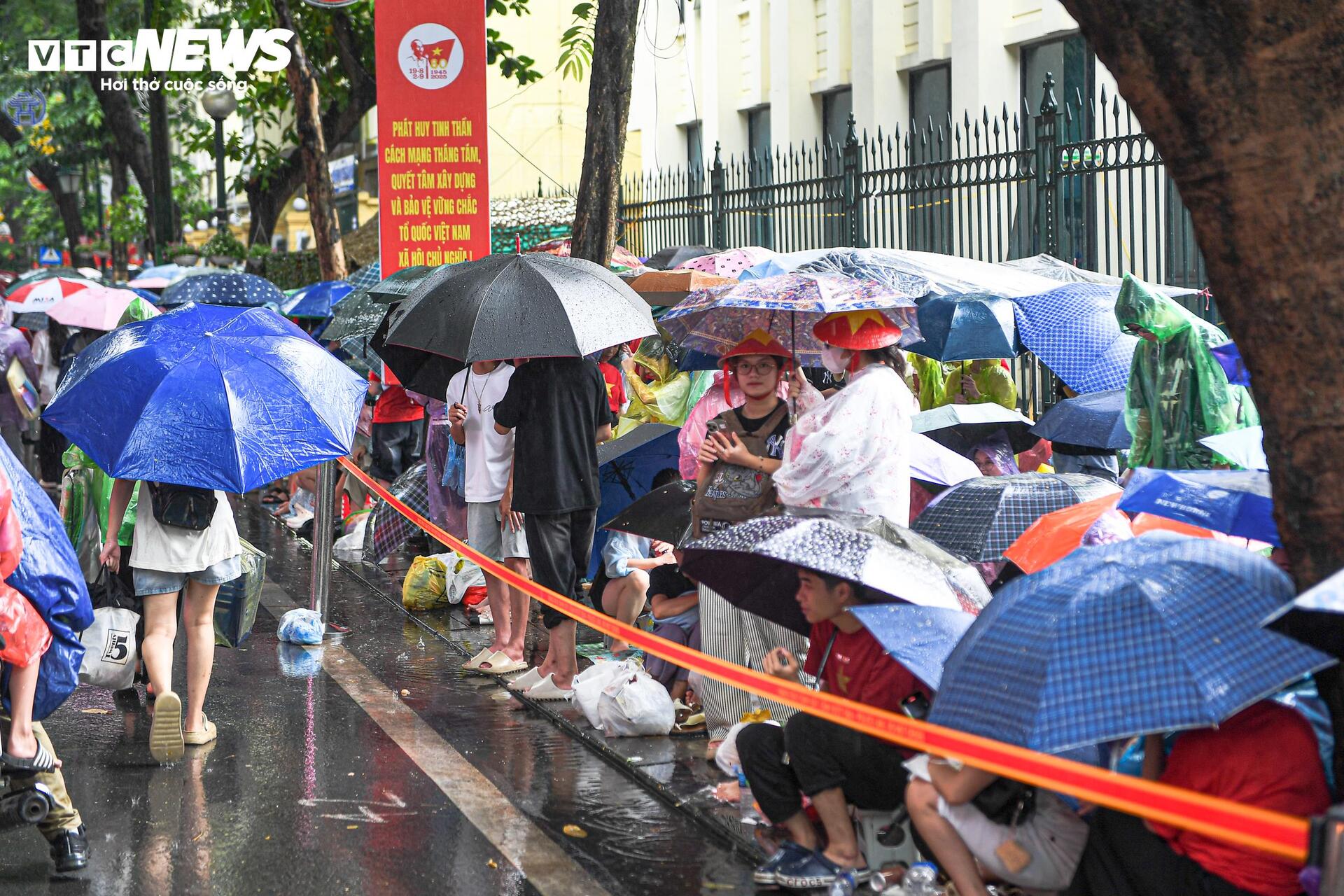 Hà Nội mưa to, người dân đội mưa chờ xem diễu binh - 2