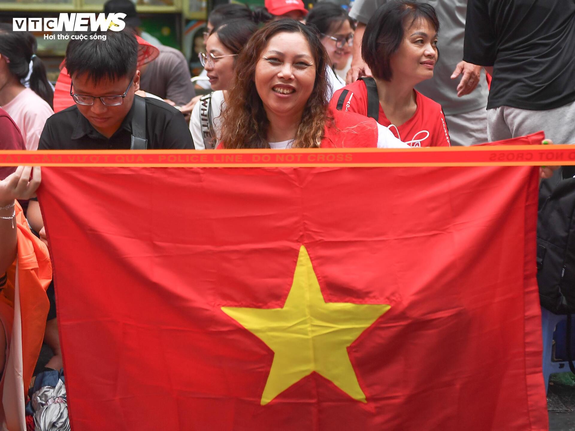 Phố đi bộ Hồ Gươm thành ‘sân khấu lớn’, người dân hoà giọng chờ diễu binh A80 - 10