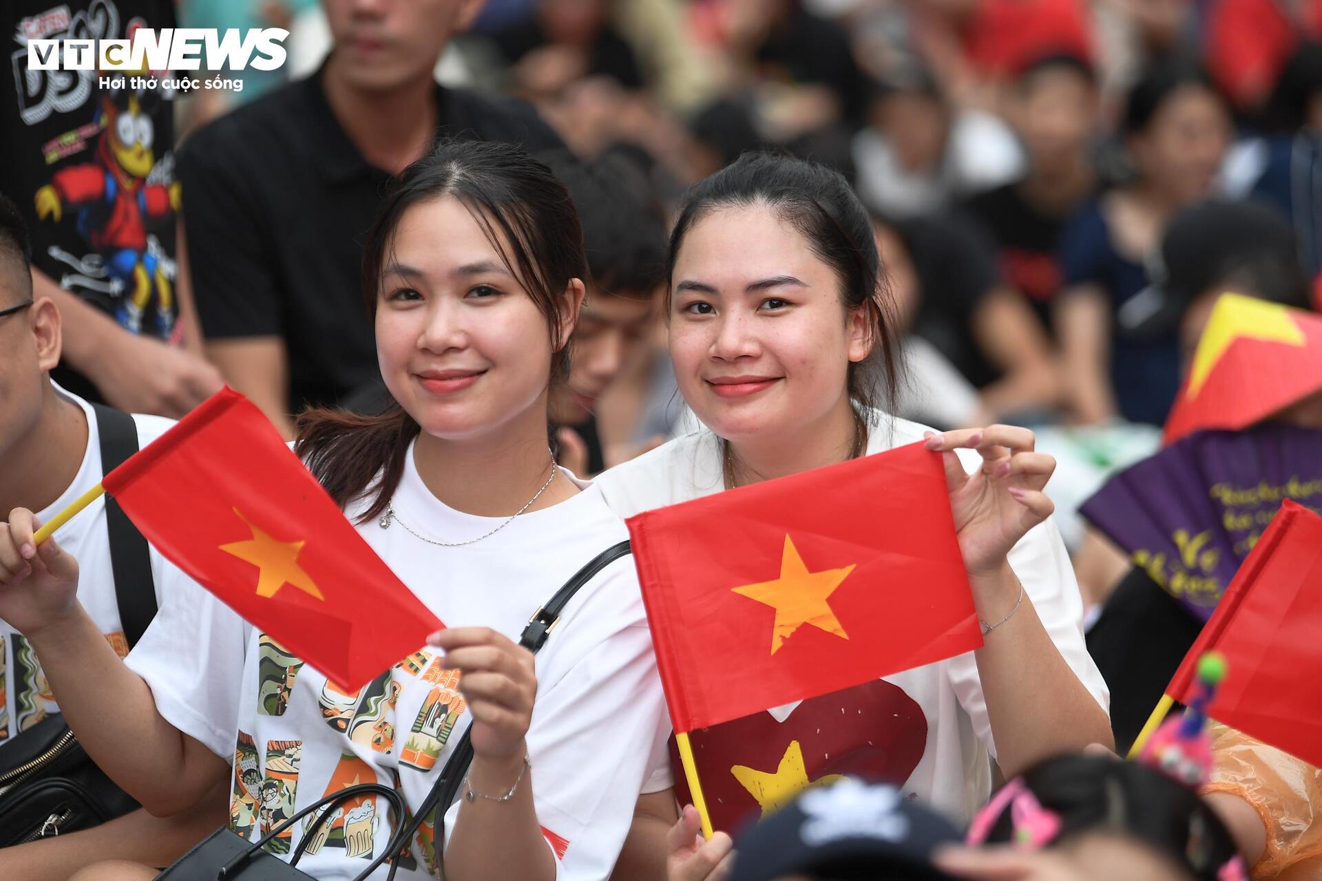 Phố đi bộ Hồ Gươm thành ‘sân khấu lớn’, người dân hoà giọng chờ diễu binh A80 - 8