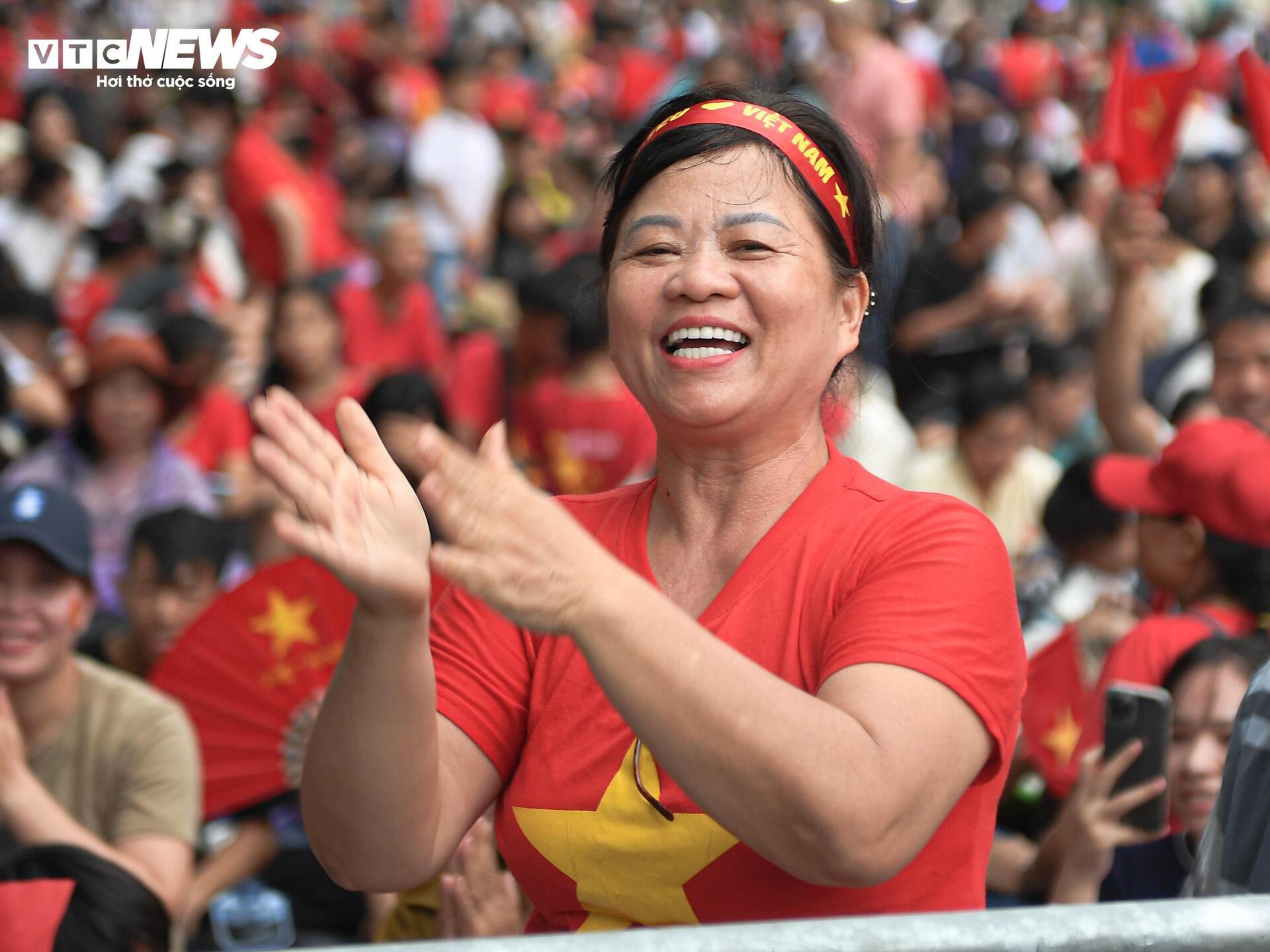 Phố đi bộ Hồ Gươm thành ‘sân khấu lớn’, người dân hoà giọng chờ diễu binh A80 - 3