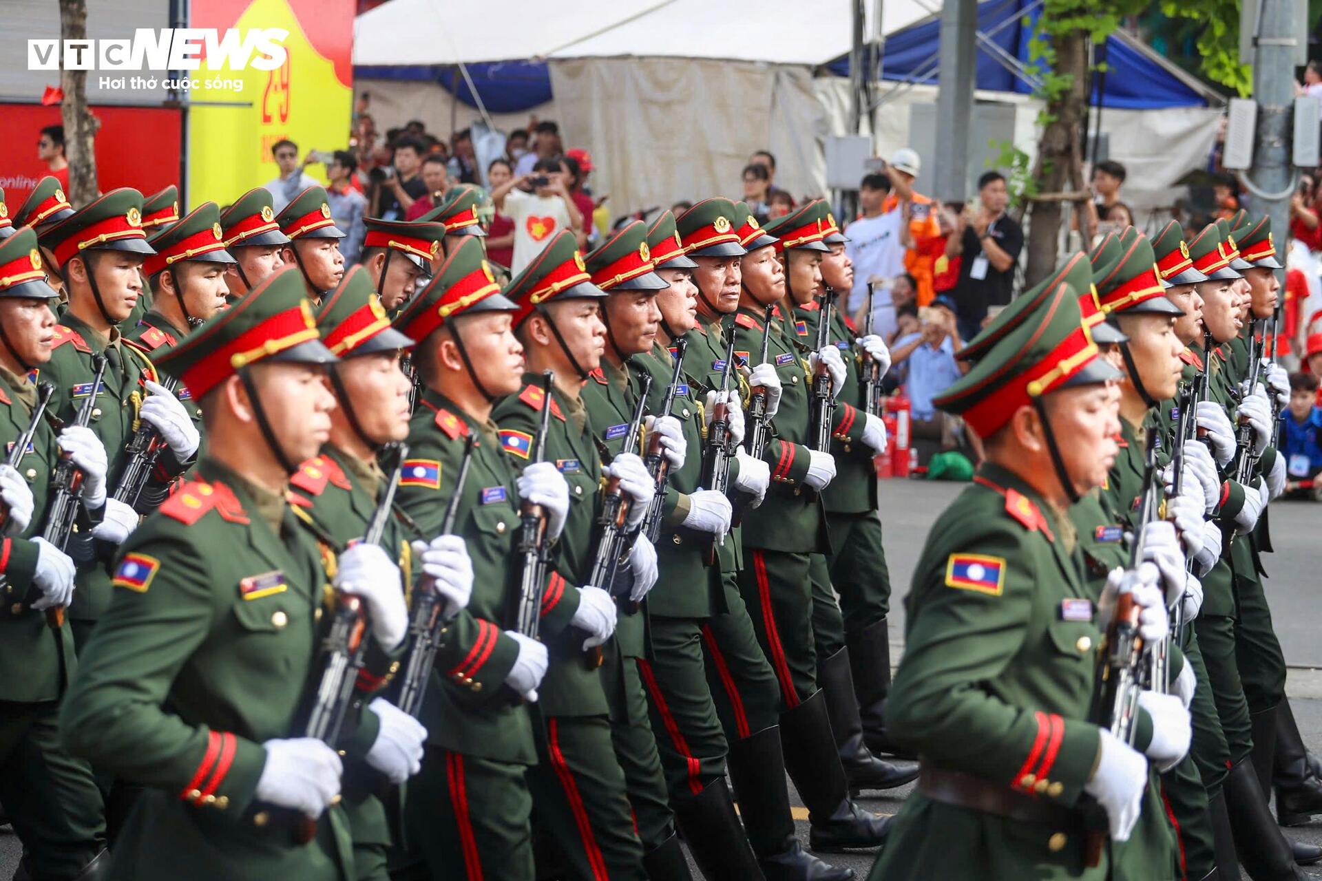 4 khối quân đội nước ngoài sải bước uy nghi, đều tăm tắp trên phố Hà Nội - 11