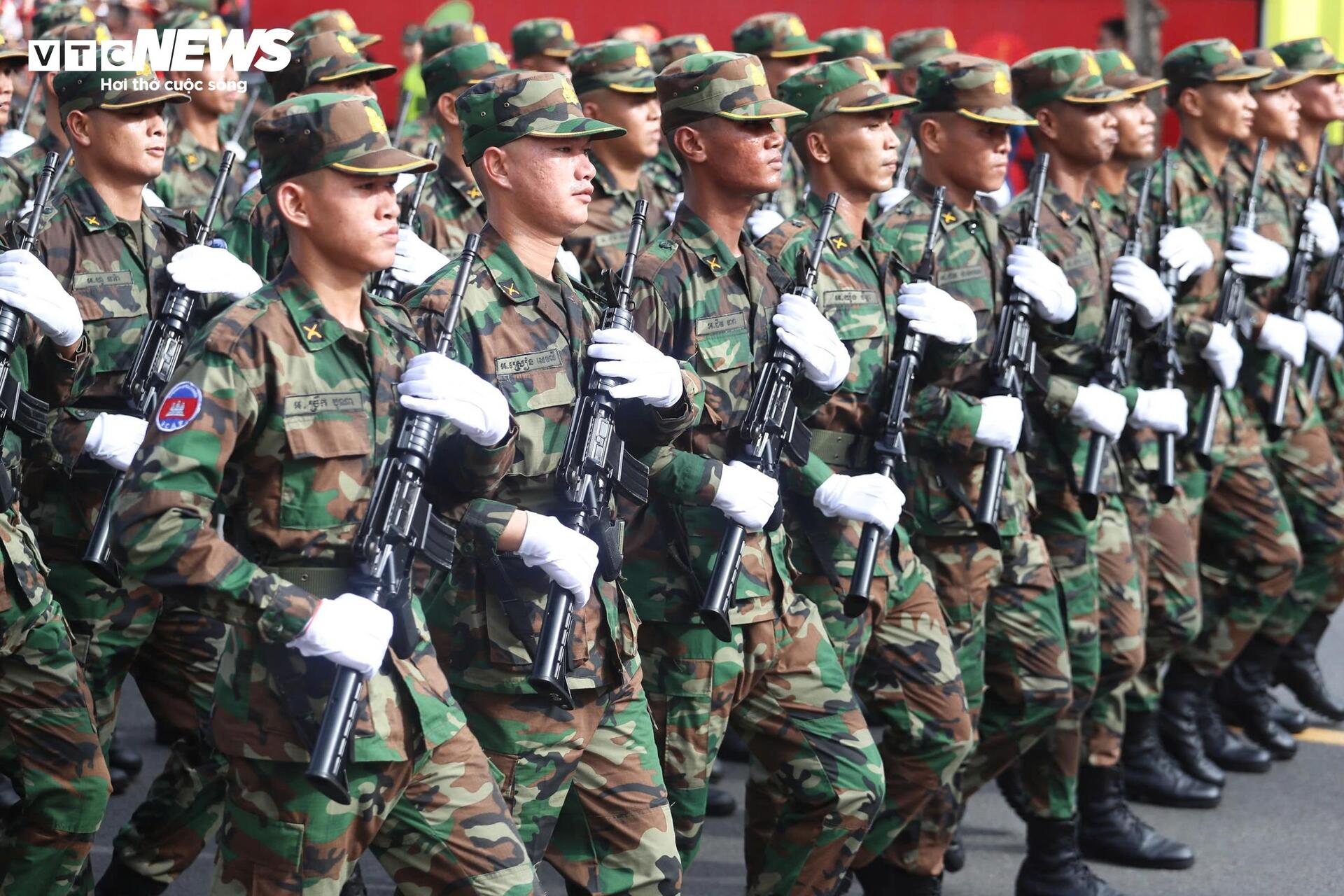 4 khối quân đội nước ngoài sải bước uy nghi, đều tăm tắp trên phố Hà Nội - 13