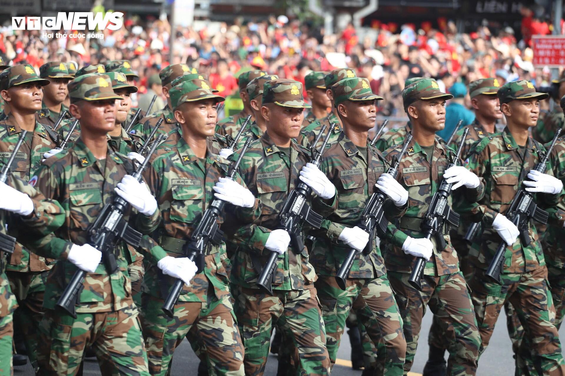 4 khối quân đội nước ngoài sải bước uy nghi, đều tăm tắp trên phố Hà Nội - 14
