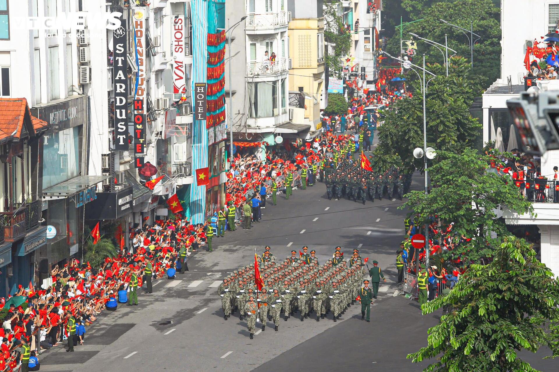 Triệu trái tim yêu nước chào đón các đoàn diễu binh xuống phố - 13