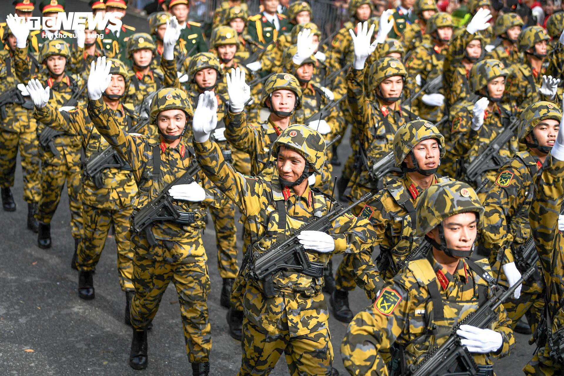 Triệu trái tim yêu nước chào đón các đoàn diễu binh xuống phố - 18