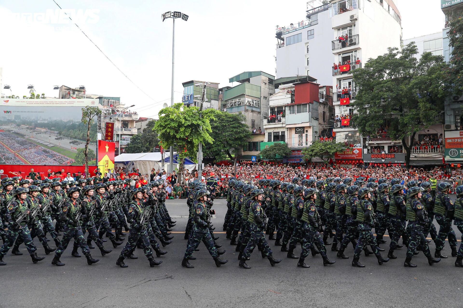 Triệu trái tim yêu nước chào đón các đoàn diễu binh xuống phố - 19