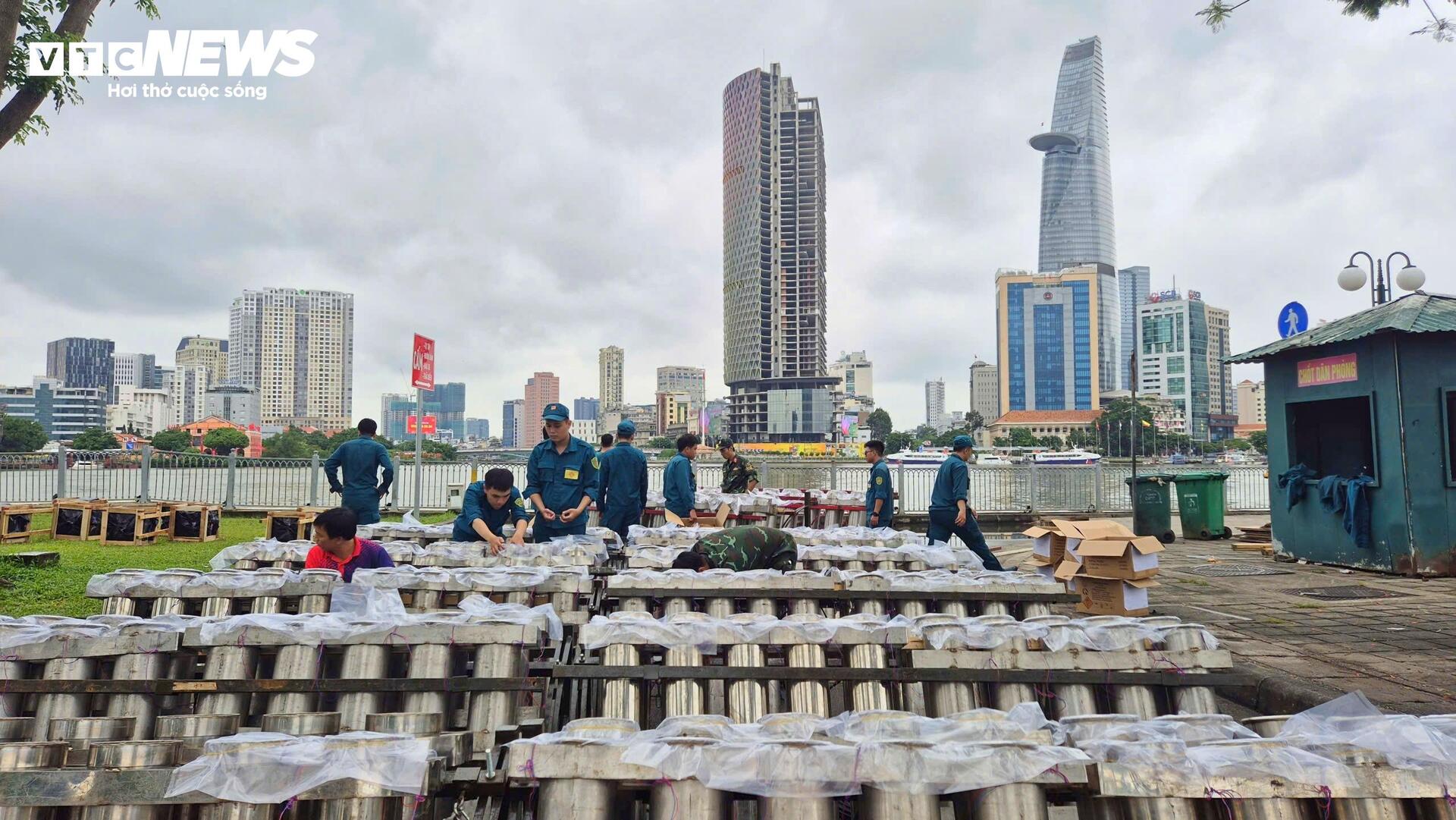 Cận cảnh trận địa pháo hoa ở TP.HCM trước giờ khai hỏa mừng Quốc khánh 2/9 - 2