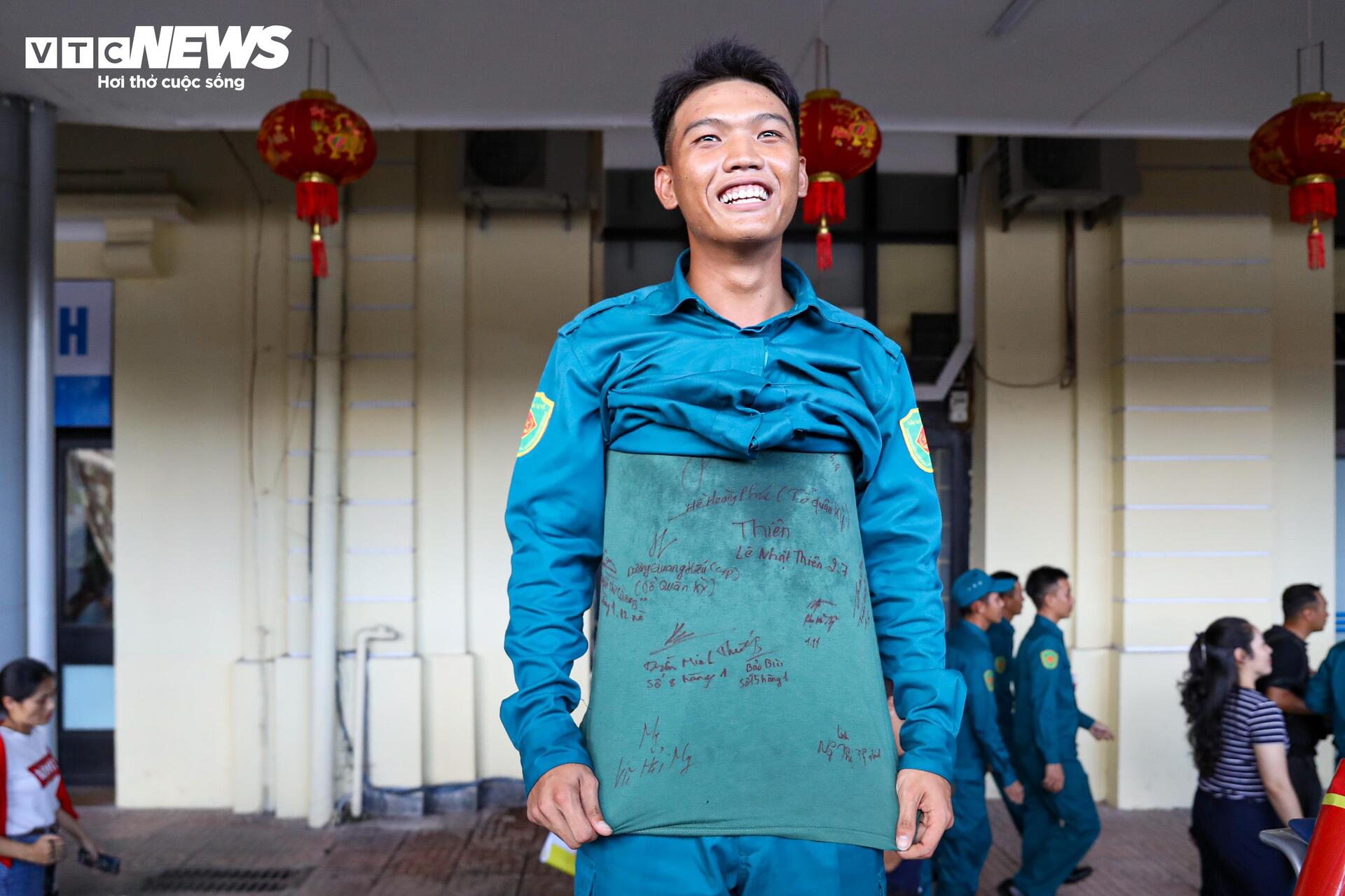 Soldaten verabschieden sich emotional von Hanoi nach mehr als 100 Tagen der Durchführung der Mission A80 - 6