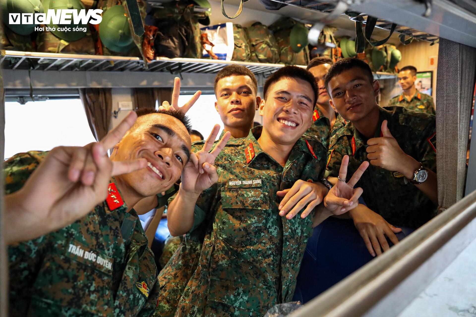 Soldaten verabschieden sich emotional von Hanoi nach mehr als 100 Tagen der Durchführung der Mission A80 - 4