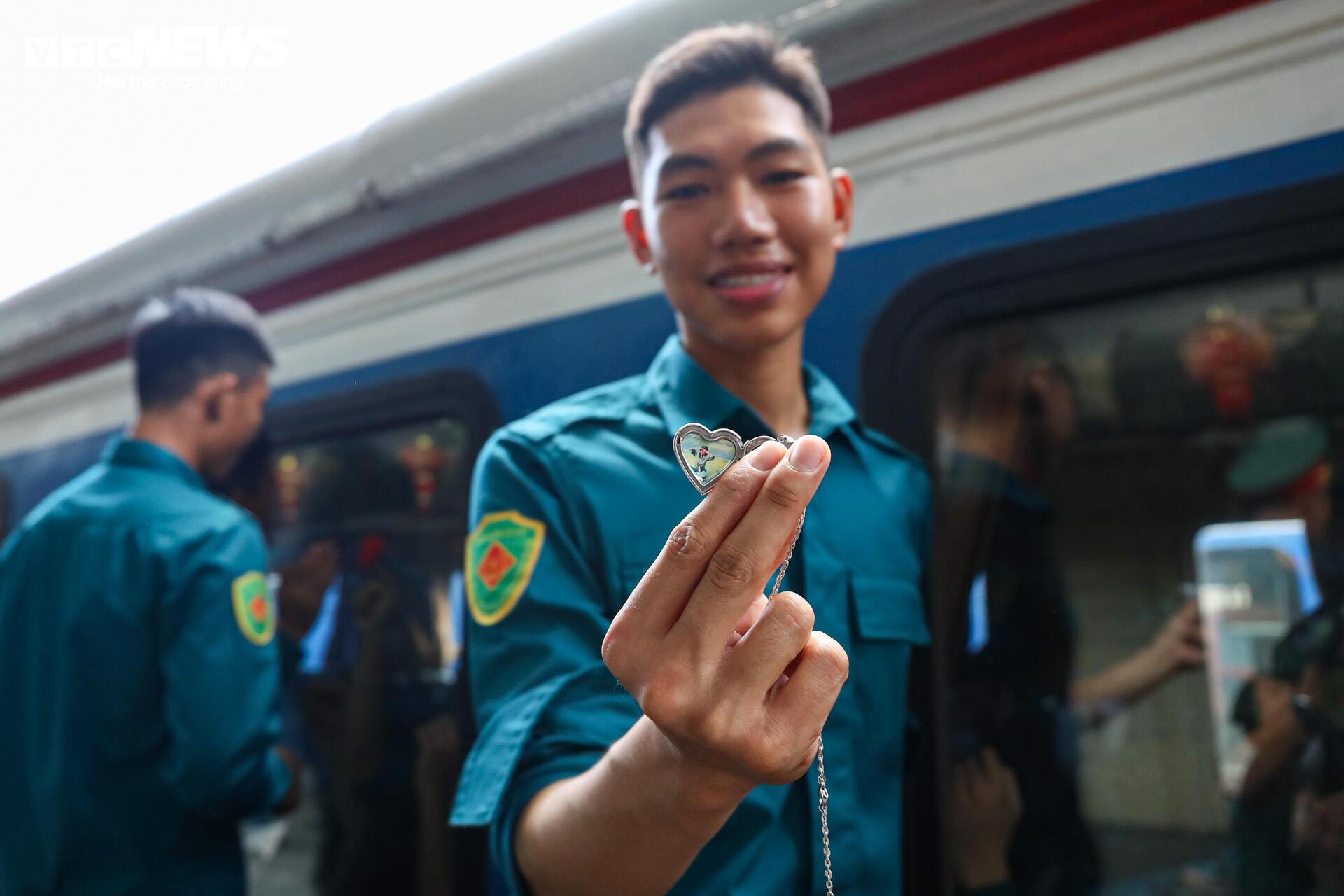 Soldaten verabschieden sich emotional von Hanoi nach mehr als 100 Tagen der Durchführung der Mission A80 - 7