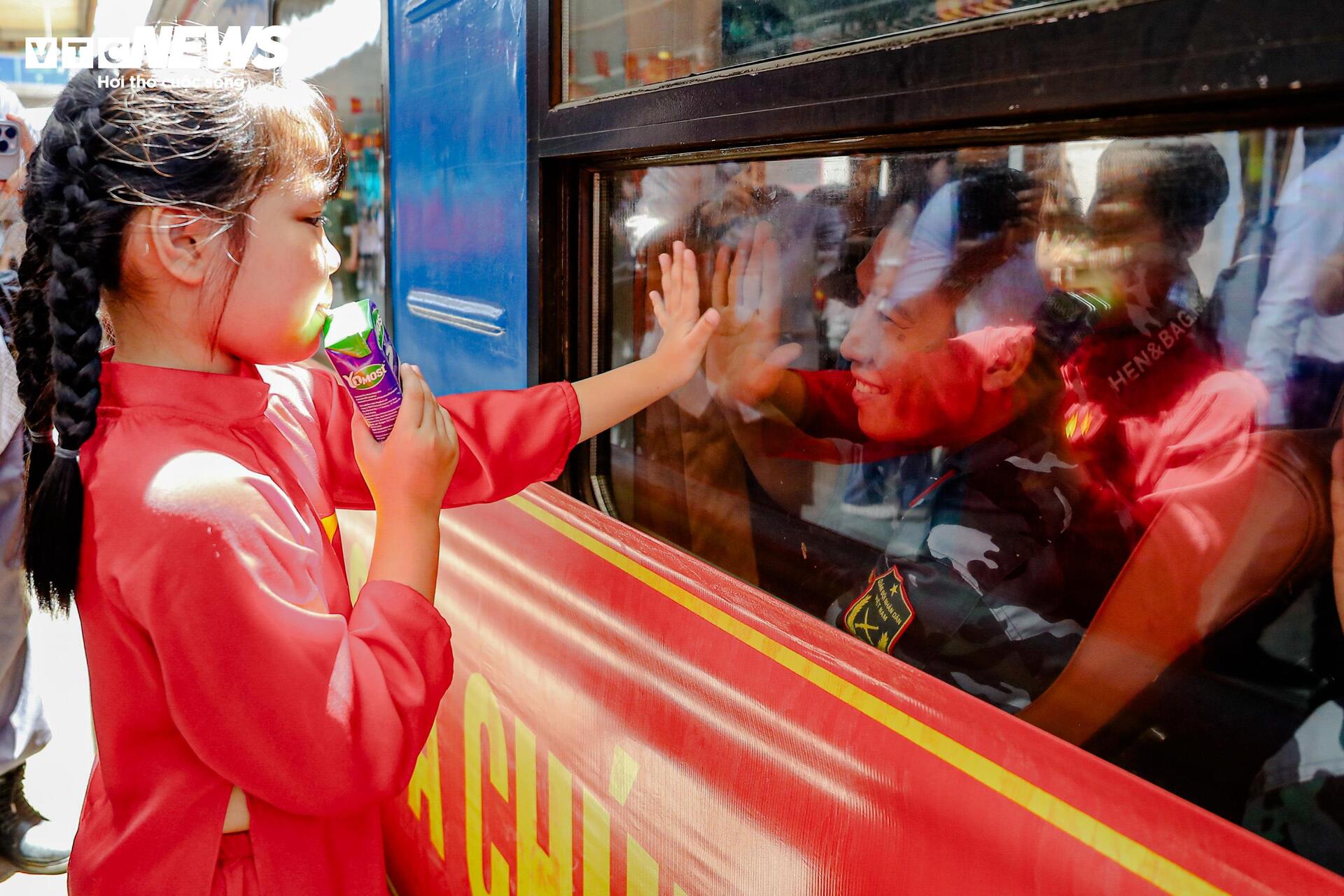 Soldaten verabschieden sich emotional von Hanoi nach mehr als 100 Tagen der Mission A80 - 10