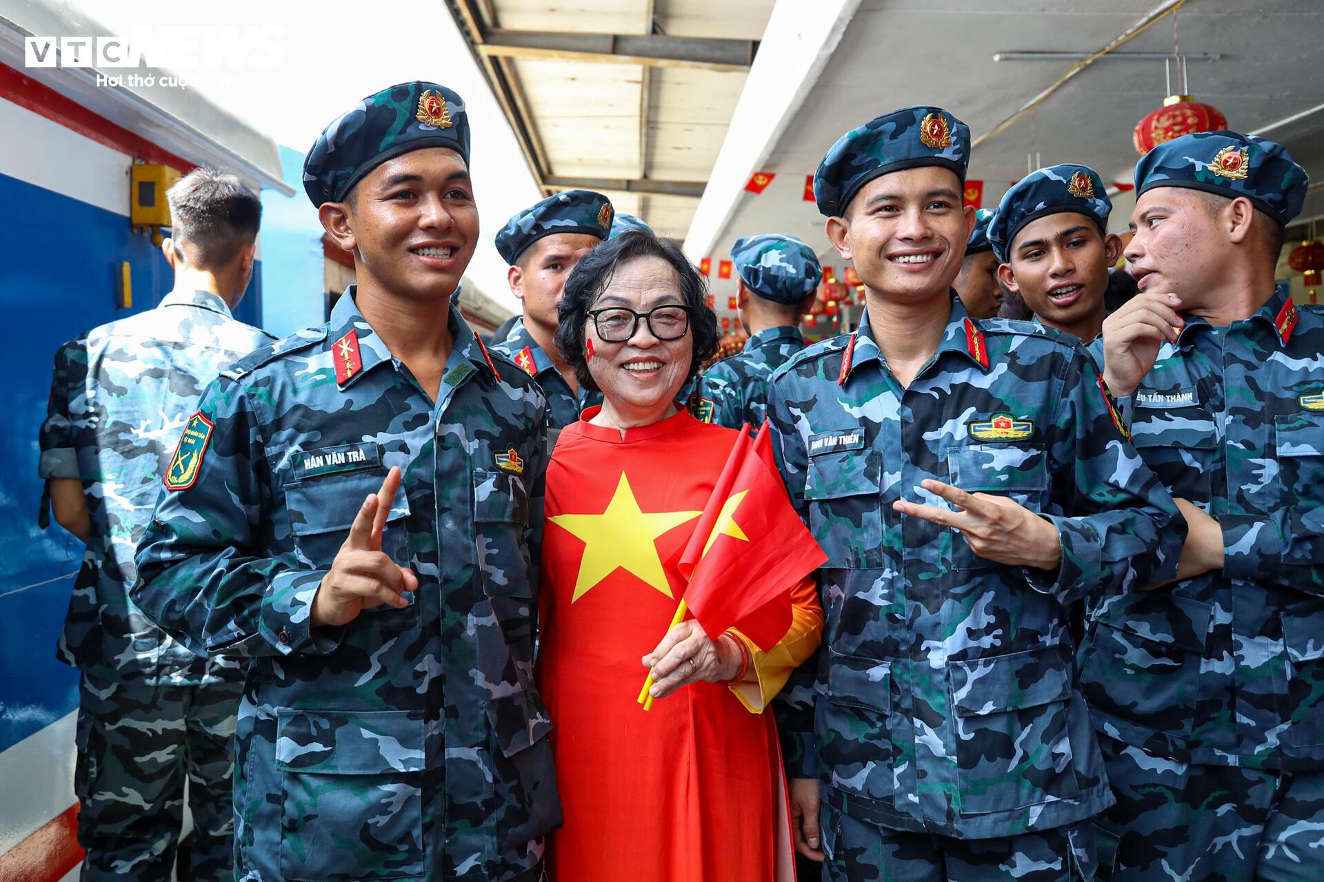 Soldaten verabschieden sich emotional von Hanoi nach mehr als 100 Tagen der Durchführung der Mission A80 - 13