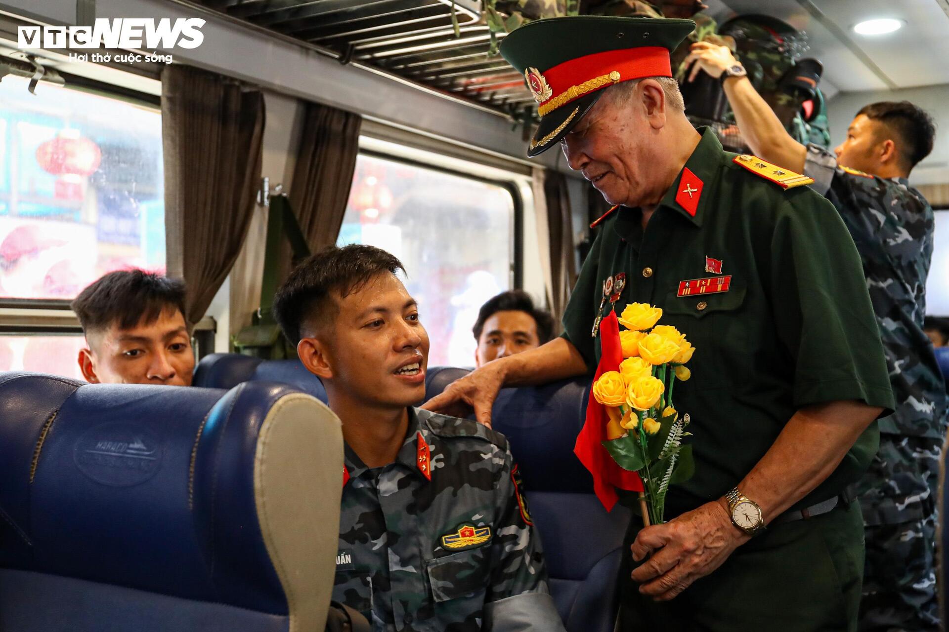 Soldaten verabschieden sich emotional von Hanoi nach mehr als 100 Tagen der Durchführung der Mission A80 - 16