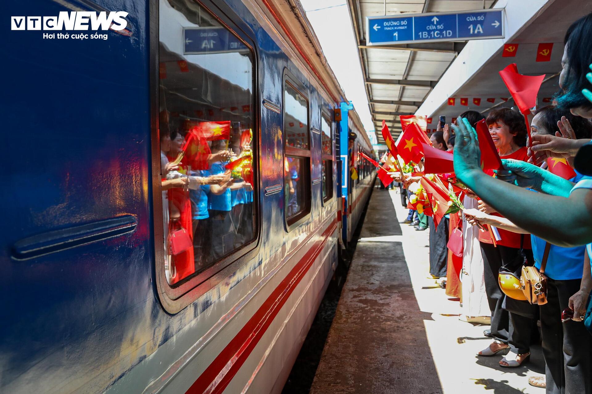 Soldaten verabschieden sich emotional von Hanoi nach mehr als 100 Tagen der Durchführung der Mission A80 - 18