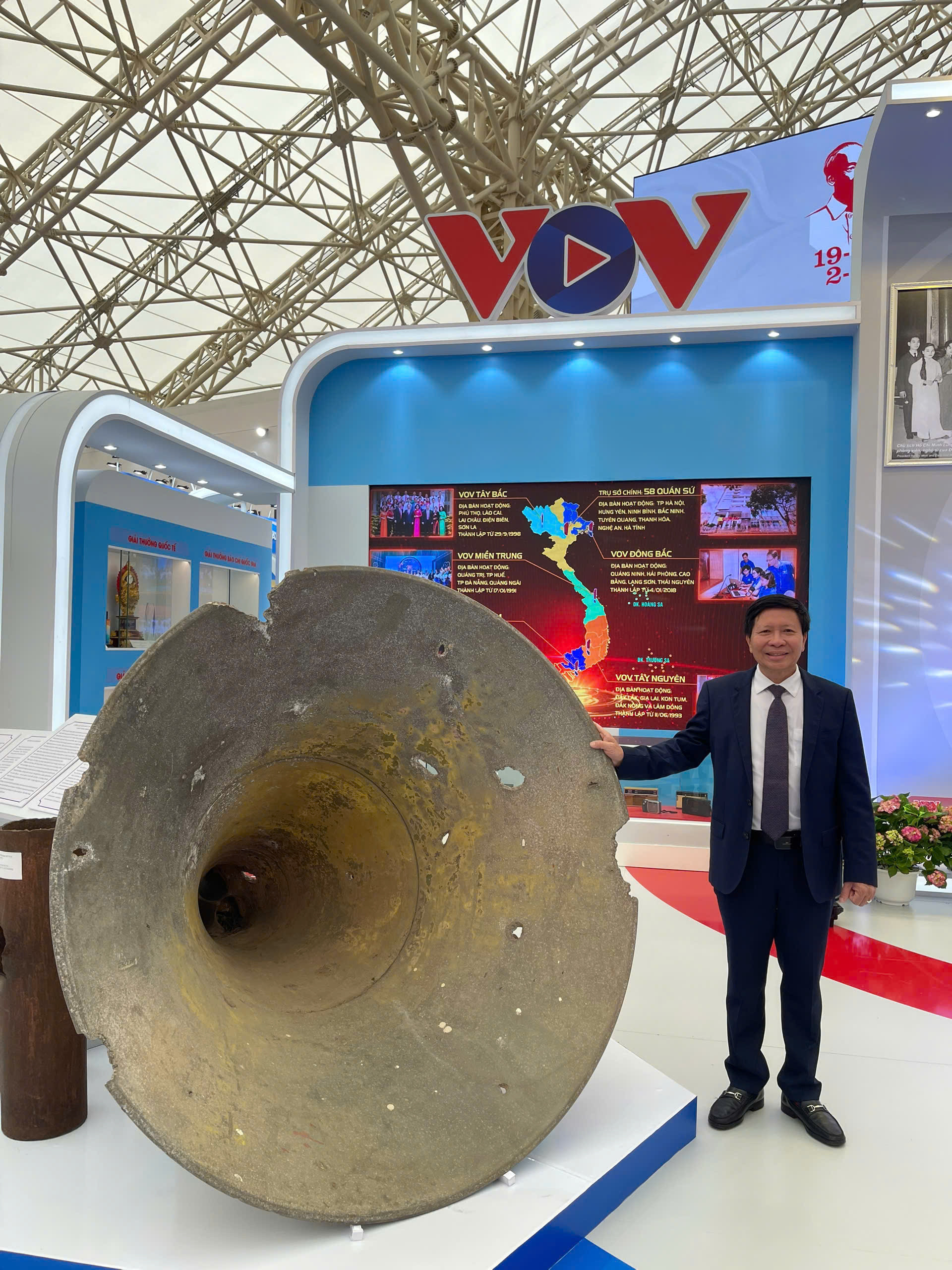 TS Vũ Hải Quang, Phó Tổng Giám đốc VOV, đứng cạnh chiếc loa công suất 500W từng "vang bóng" bên bờ Bắc sông Bến Hải đang được trưng bày tại Triển lãm 80 năm thành tựu đất nước.