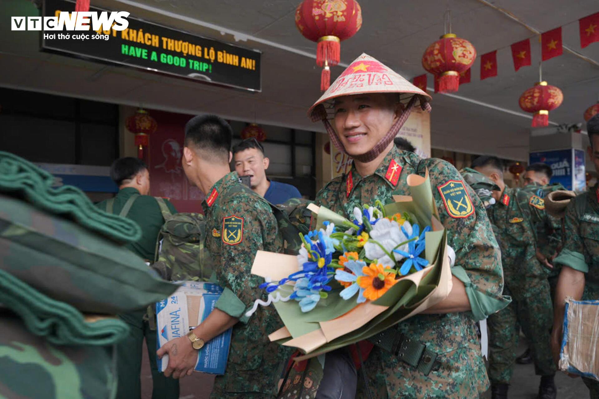 Soldaten verabschieden sich emotional von Hanoi nach mehr als 100 Tagen der Durchführung der Mission A80 - 2