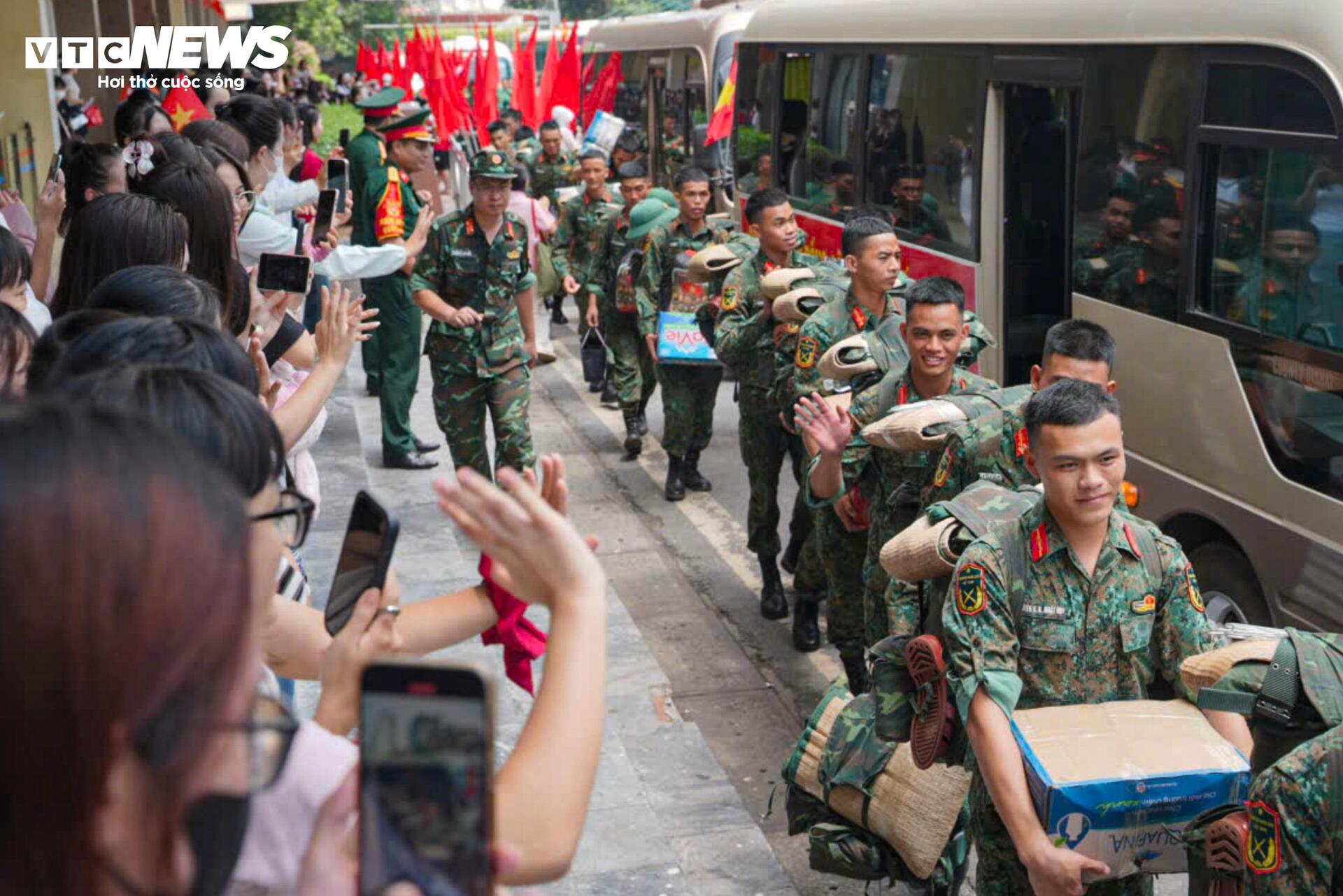 Soldaten verabschieden sich emotional von Hanoi nach mehr als 100 Tagen der Durchführung der Mission A80 - 1