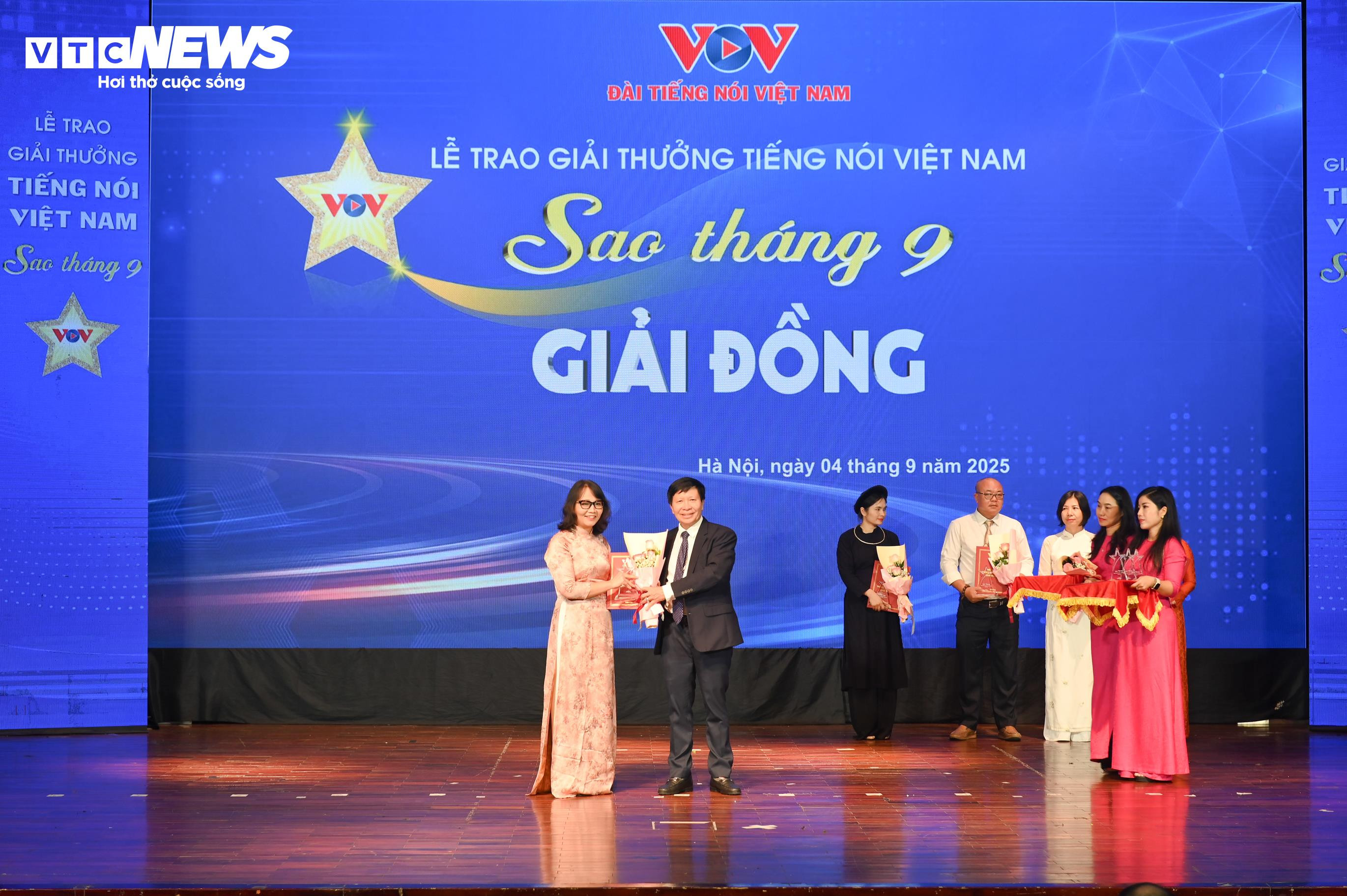Toàn cảnh Lễ trao giải Tiếng nói Việt Nam – Sao tháng 9 năm 2025 - 15