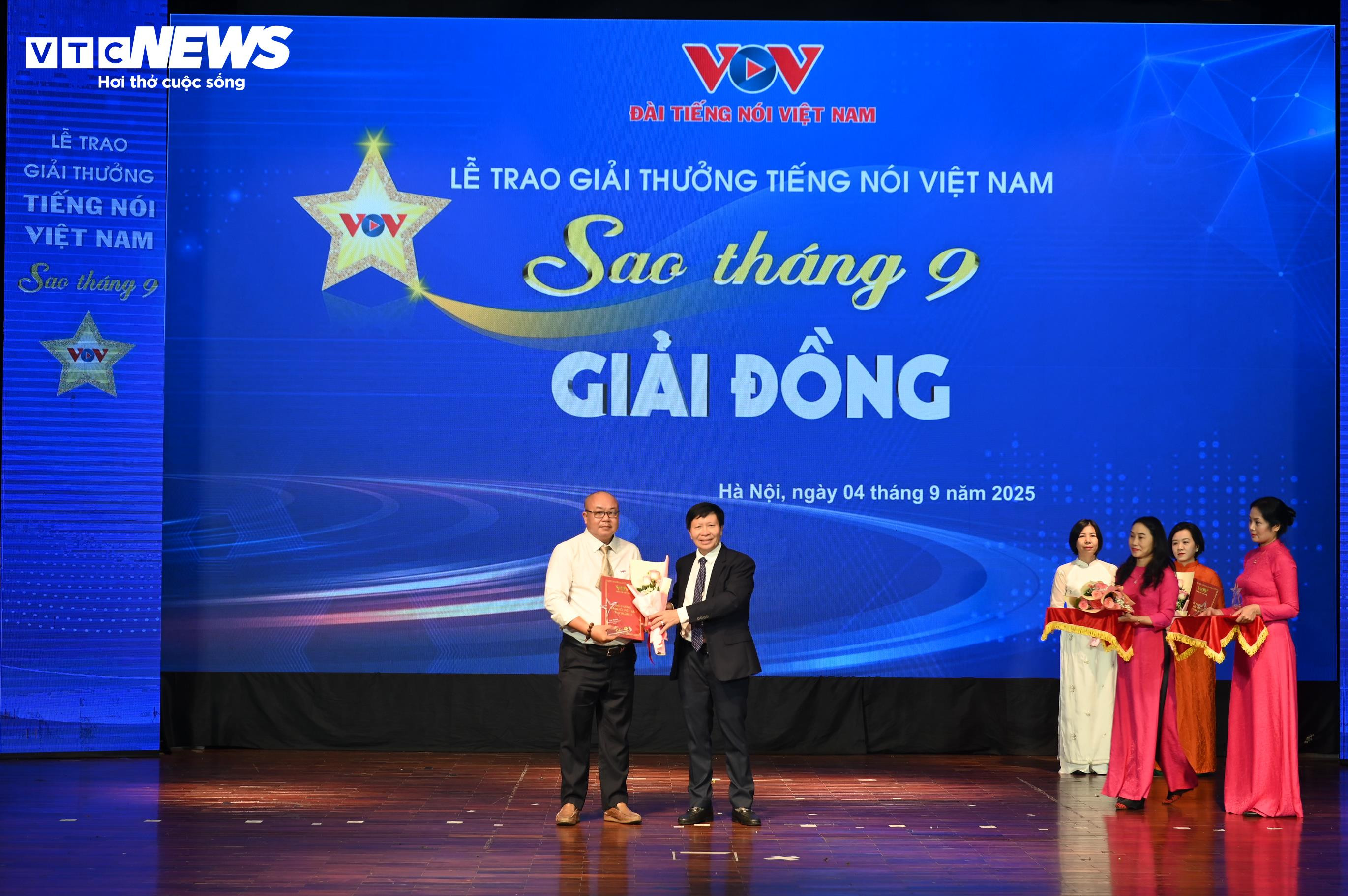 Toàn cảnh Lễ trao giải Tiếng nói Việt Nam – Sao tháng 9 năm 2025 - 17