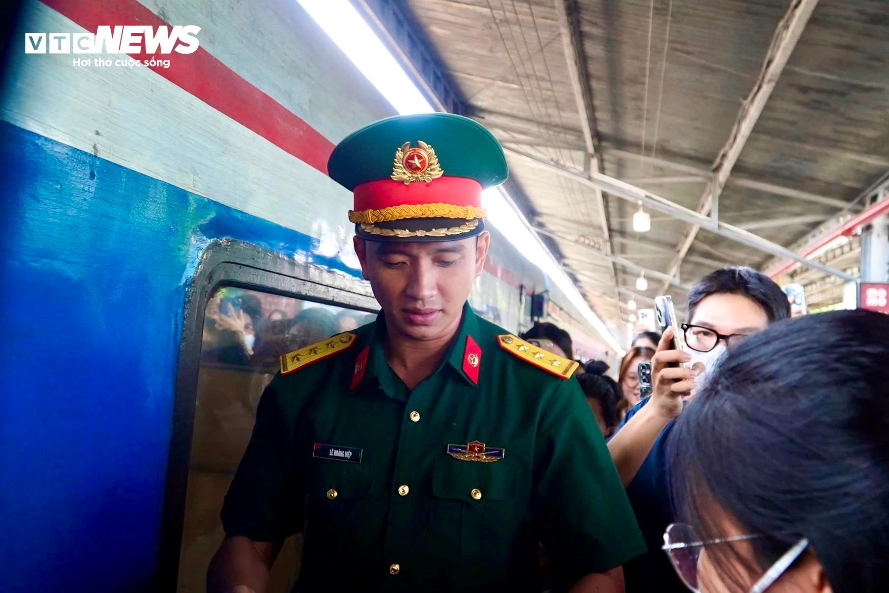 Đoàn chiến sĩ hoàn thành nhiệm vụ A80 trở về TP.HCM trong vòng tay người dân - 6