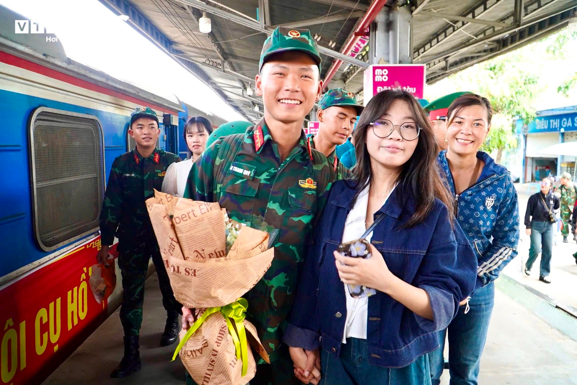 Đoàn chiến sĩ hoàn thành nhiệm vụ A80 trở về TP.HCM trong vòng tay người dân - 8