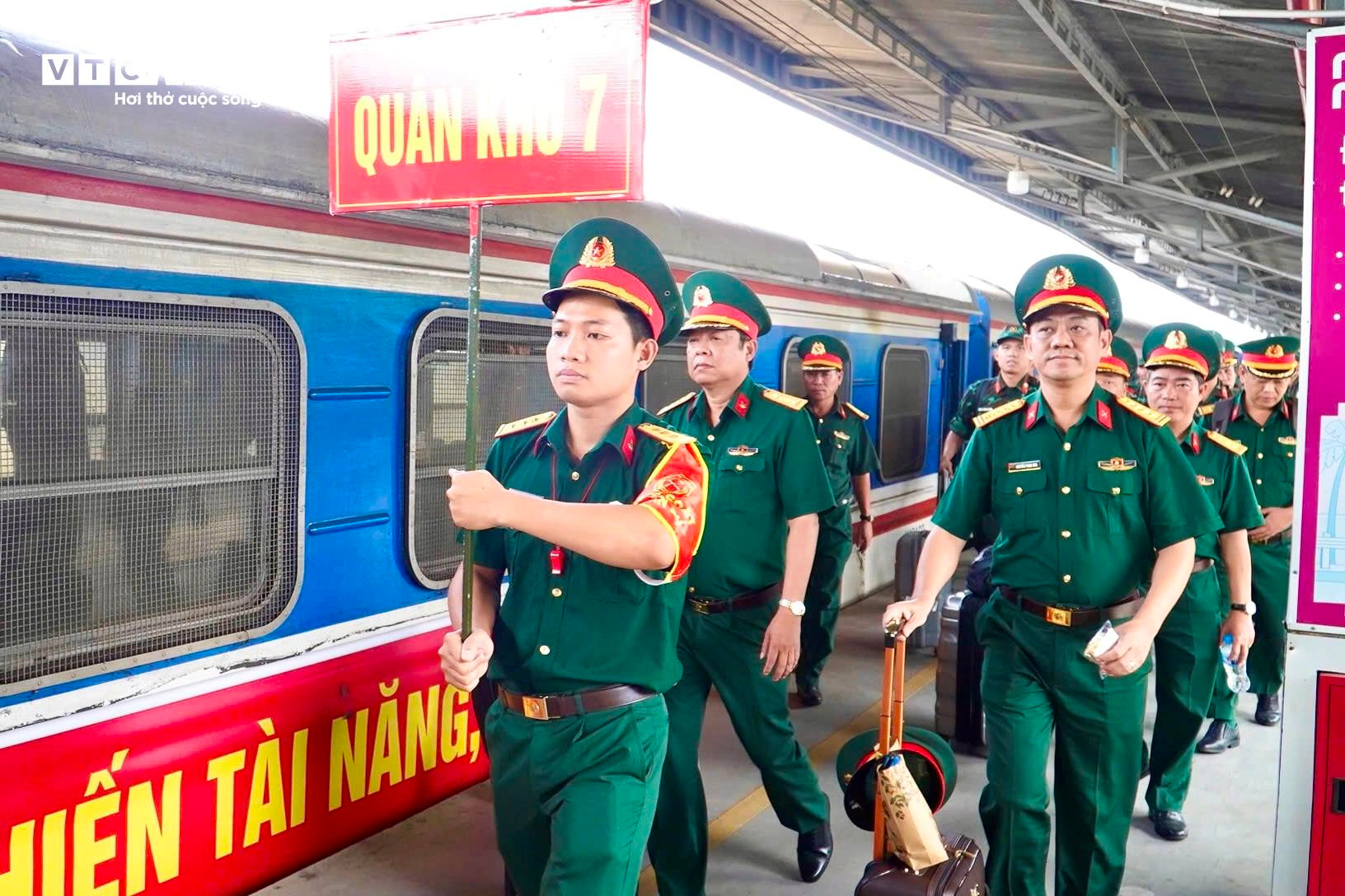 Đoàn chiến sĩ hoàn thành nhiệm vụ A80 trở về TP.HCM trong vòng tay người dân - 3