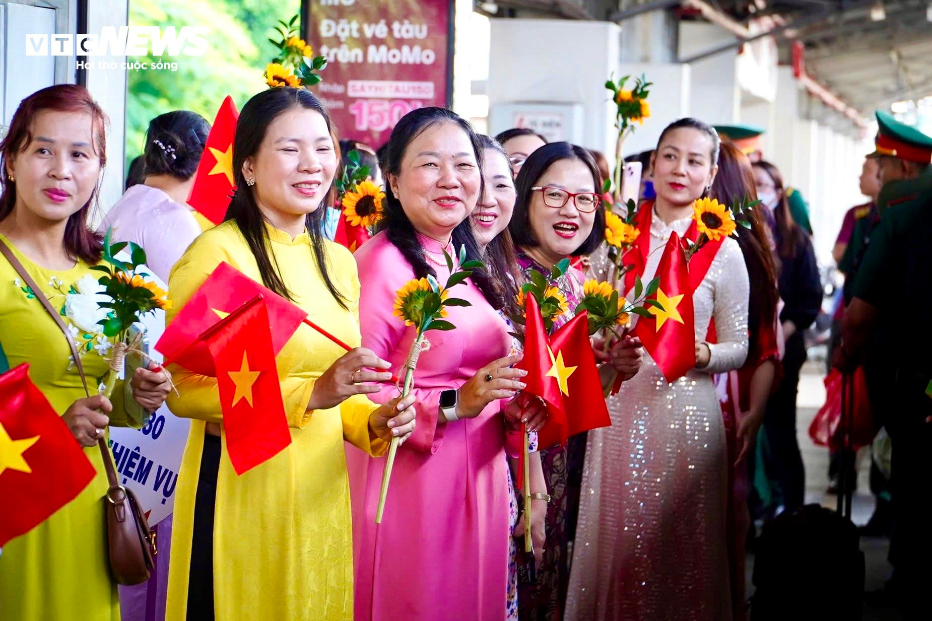 Đoàn chiến sĩ hoàn thành nhiệm vụ A80 trở về TP.HCM trong vòng tay người dân - 2