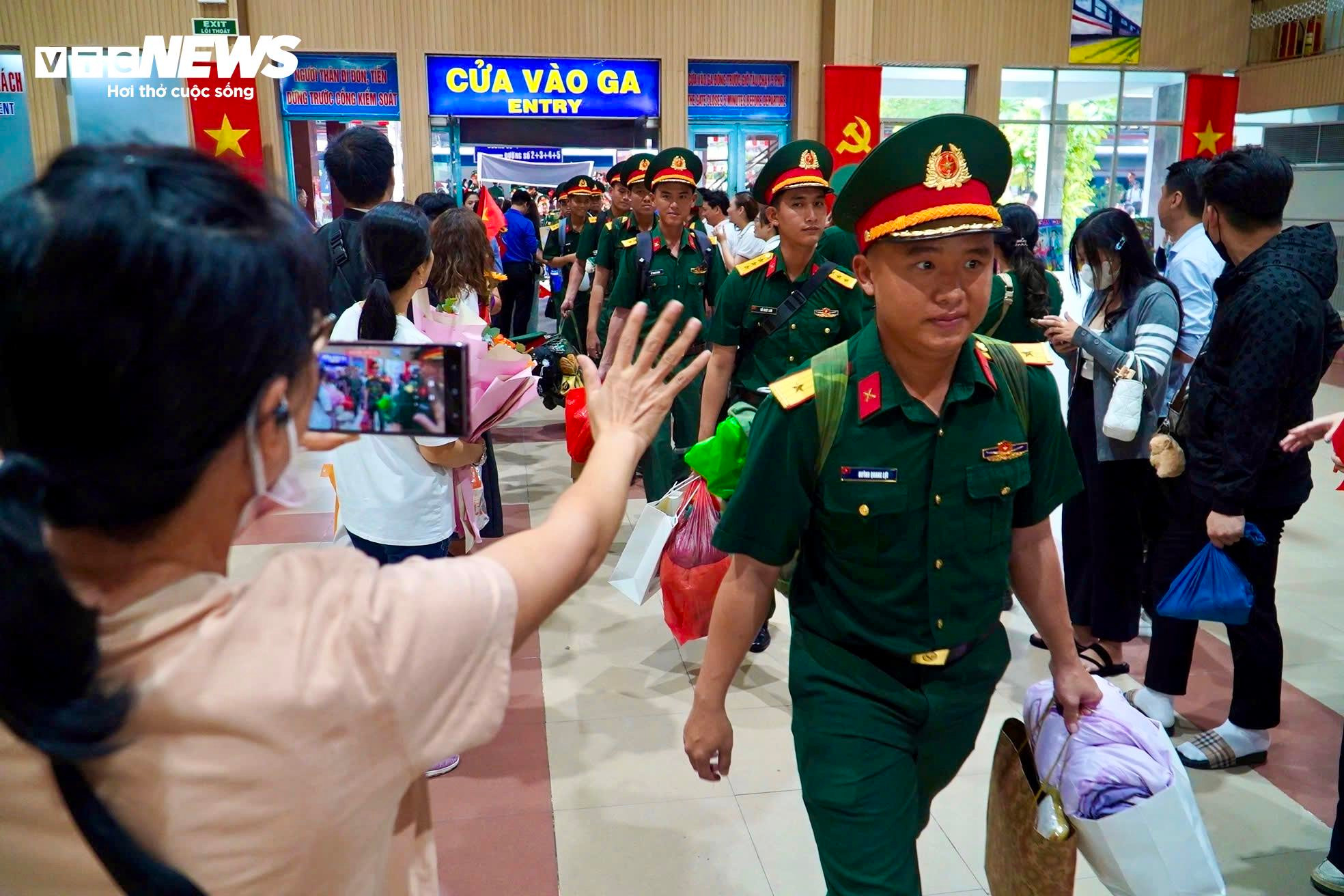Đoàn chiến sĩ hoàn thành nhiệm vụ A80 trở về TP.HCM trong vòng tay người dân - 11