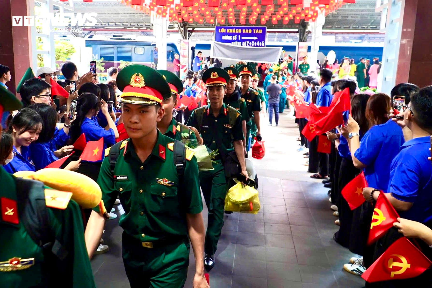 Đoàn chiến sĩ hoàn thành nhiệm vụ A80 trở về TP.HCM trong vòng tay người dân - 9