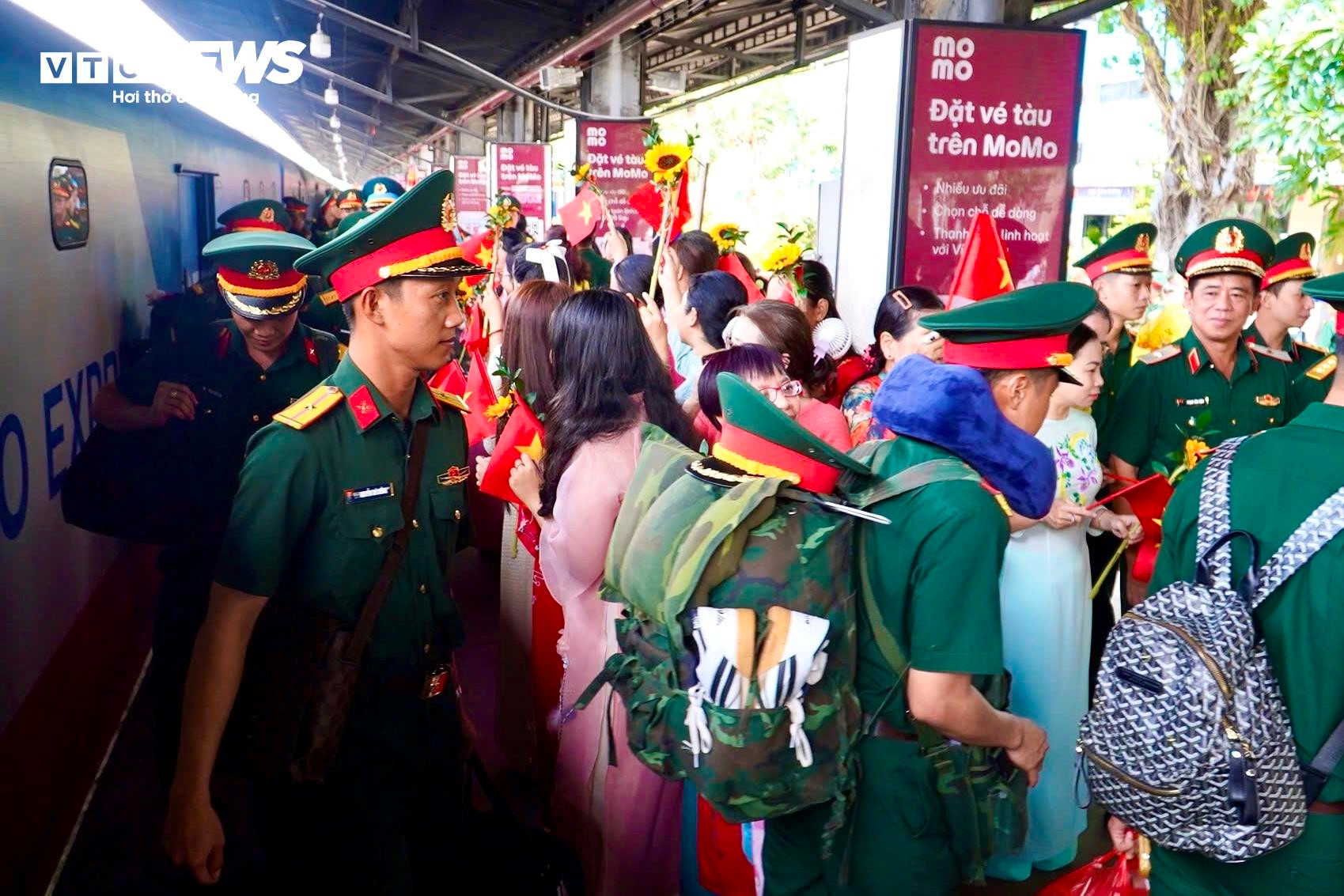 Đoàn chiến sĩ hoàn thành nhiệm vụ A80 trở về TP.HCM trong vòng tay người dân - 5