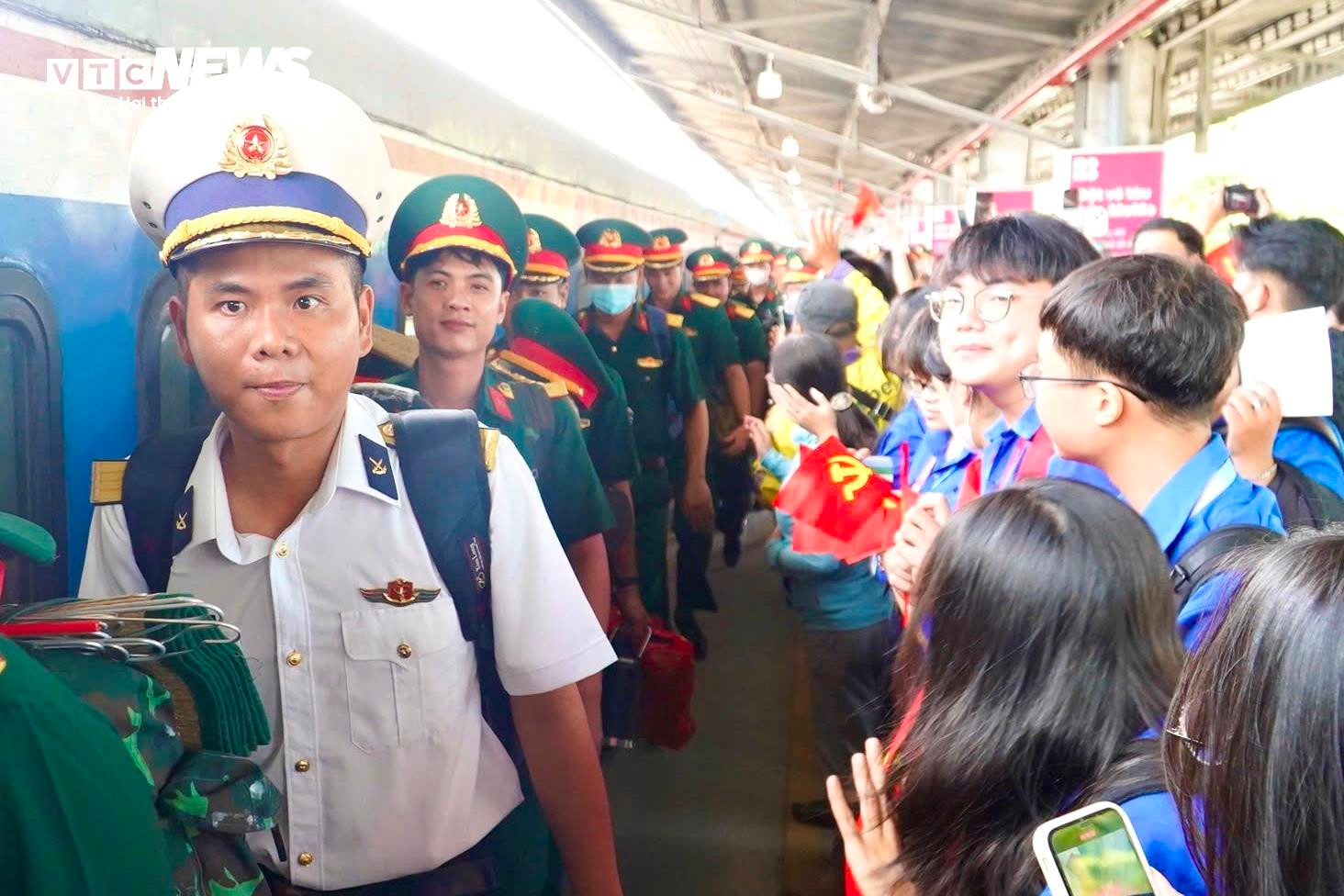 Đoàn chiến sĩ hoàn thành nhiệm vụ A80 trở về TP.HCM trong vòng tay người dân - 10