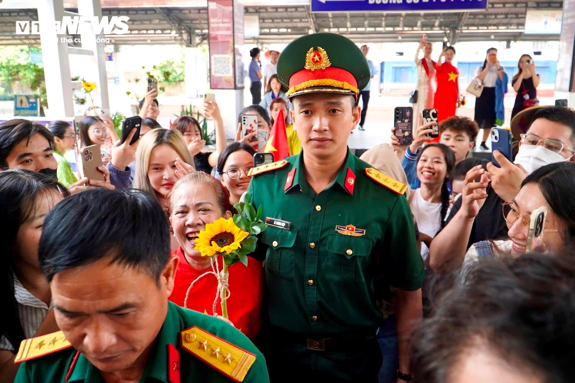 Đoàn chiến sĩ hoàn thành nhiệm vụ A80 trở về TP.HCM trong vòng tay người dân - 7