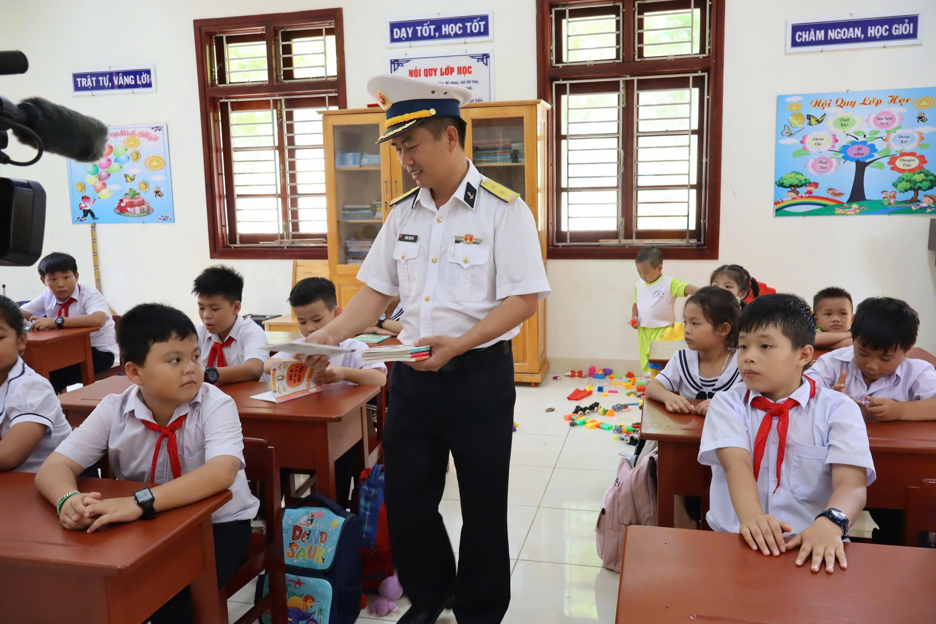Rộn ràng khai giảng năm học mới ở đặc khu Trường Sa - 7