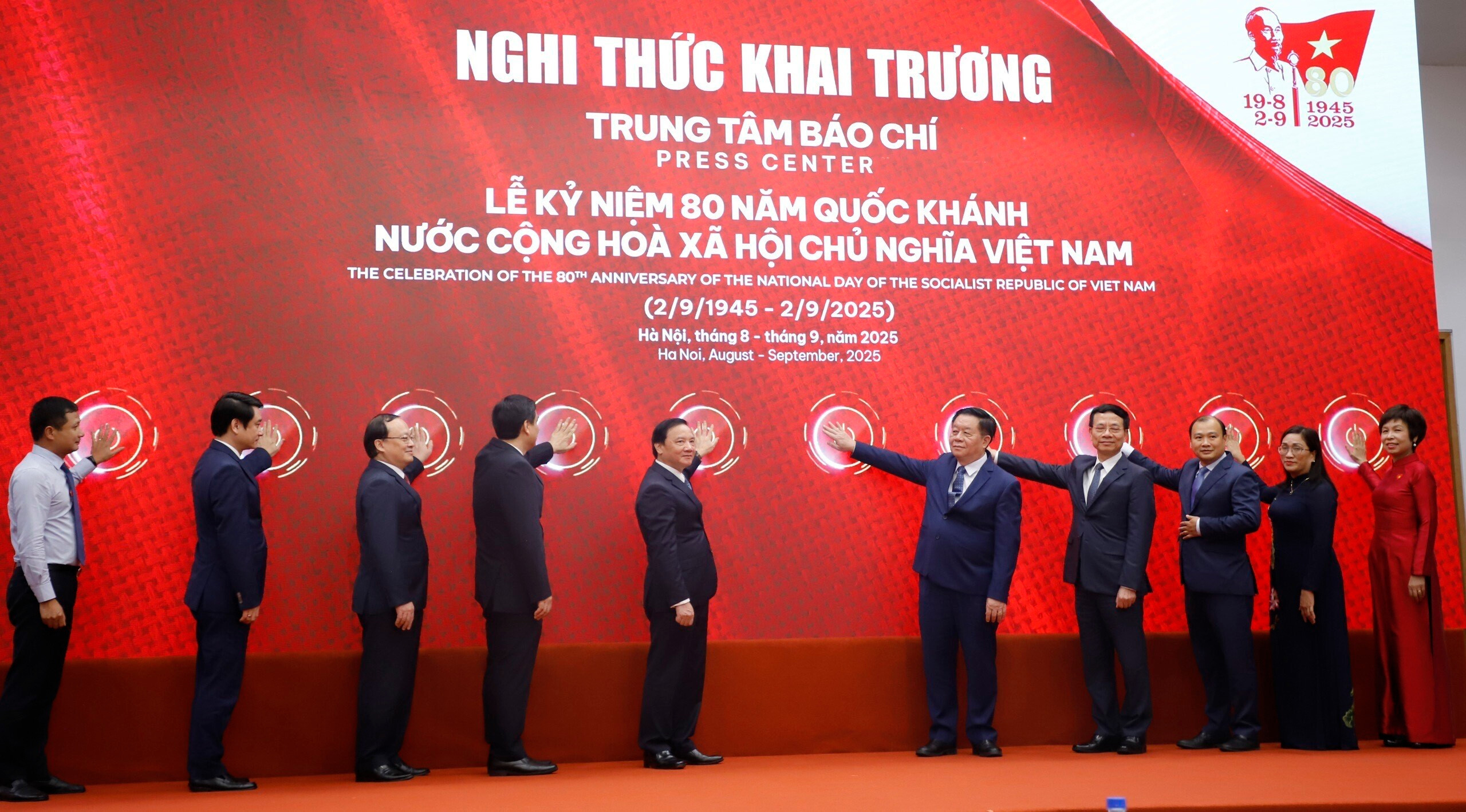 Các đại biểu thực hiện nghi thức bấm nút khai trương Trung tâm Báo chí Lễ kỷ niệm 80 năm Quốc khánh.