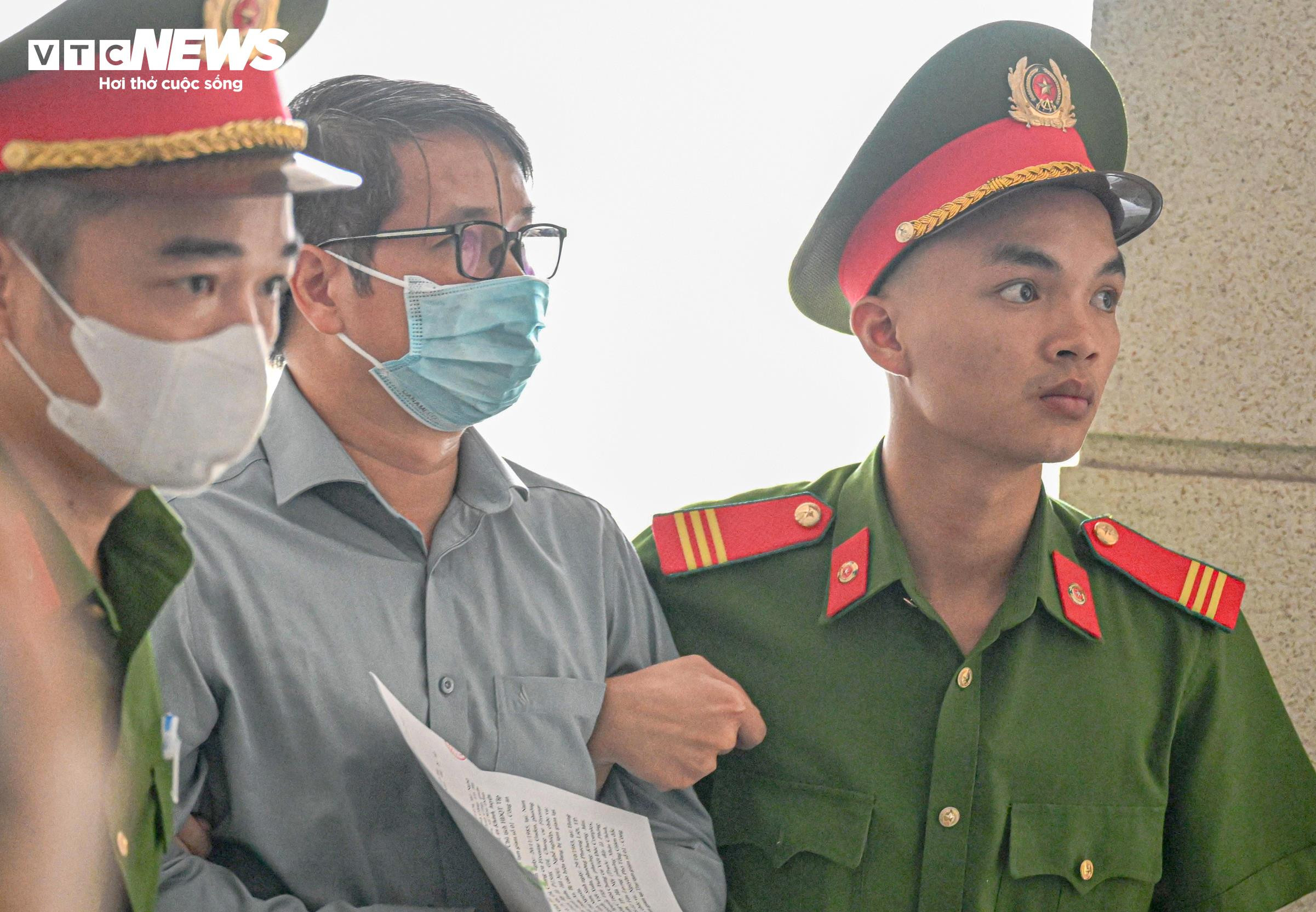 Dẫn giải cựu Phó Chủ nhiệm Văn phòng Quốc hội Phạm Thái Hà vào phòng xét xử - 2