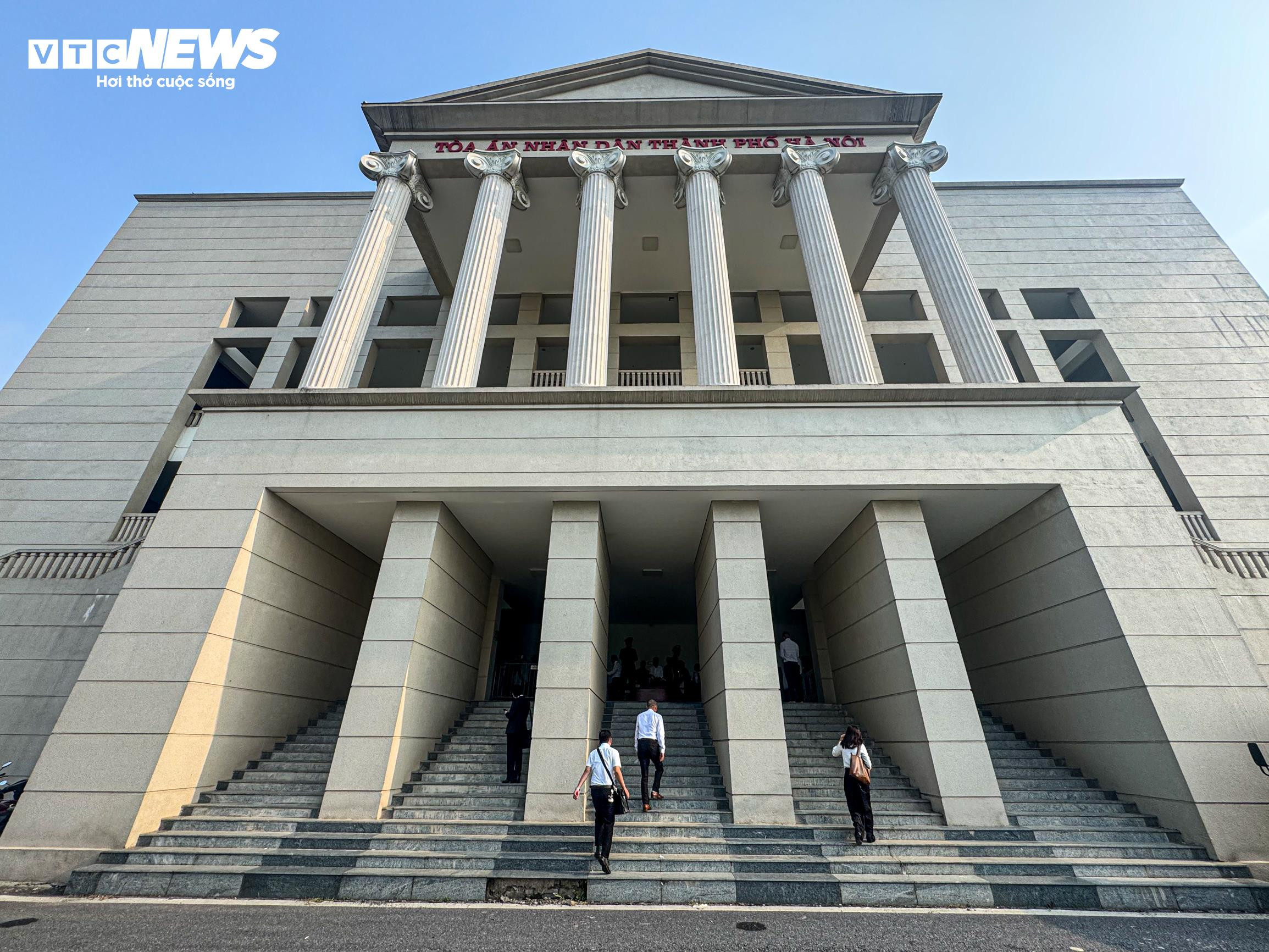 Dẫn giải cựu Phó Chủ nhiệm Văn phòng Quốc hội Phạm Thái Hà vào phòng xét xử - 1