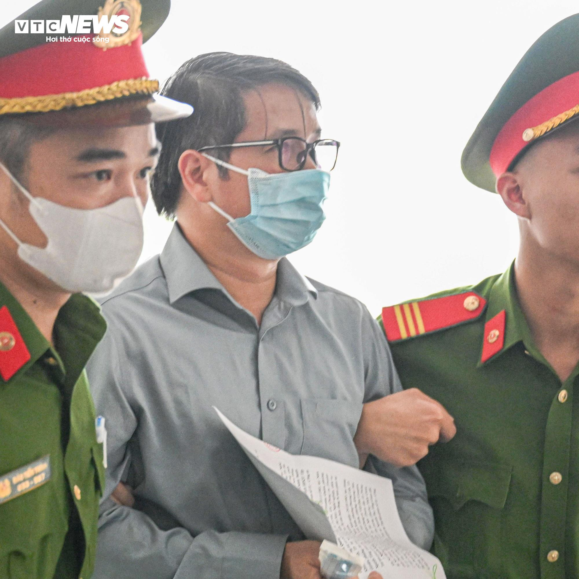 Dẫn giải cựu Phó Chủ nhiệm Văn phòng Quốc hội Phạm Thái Hà vào phòng xét xử - 4