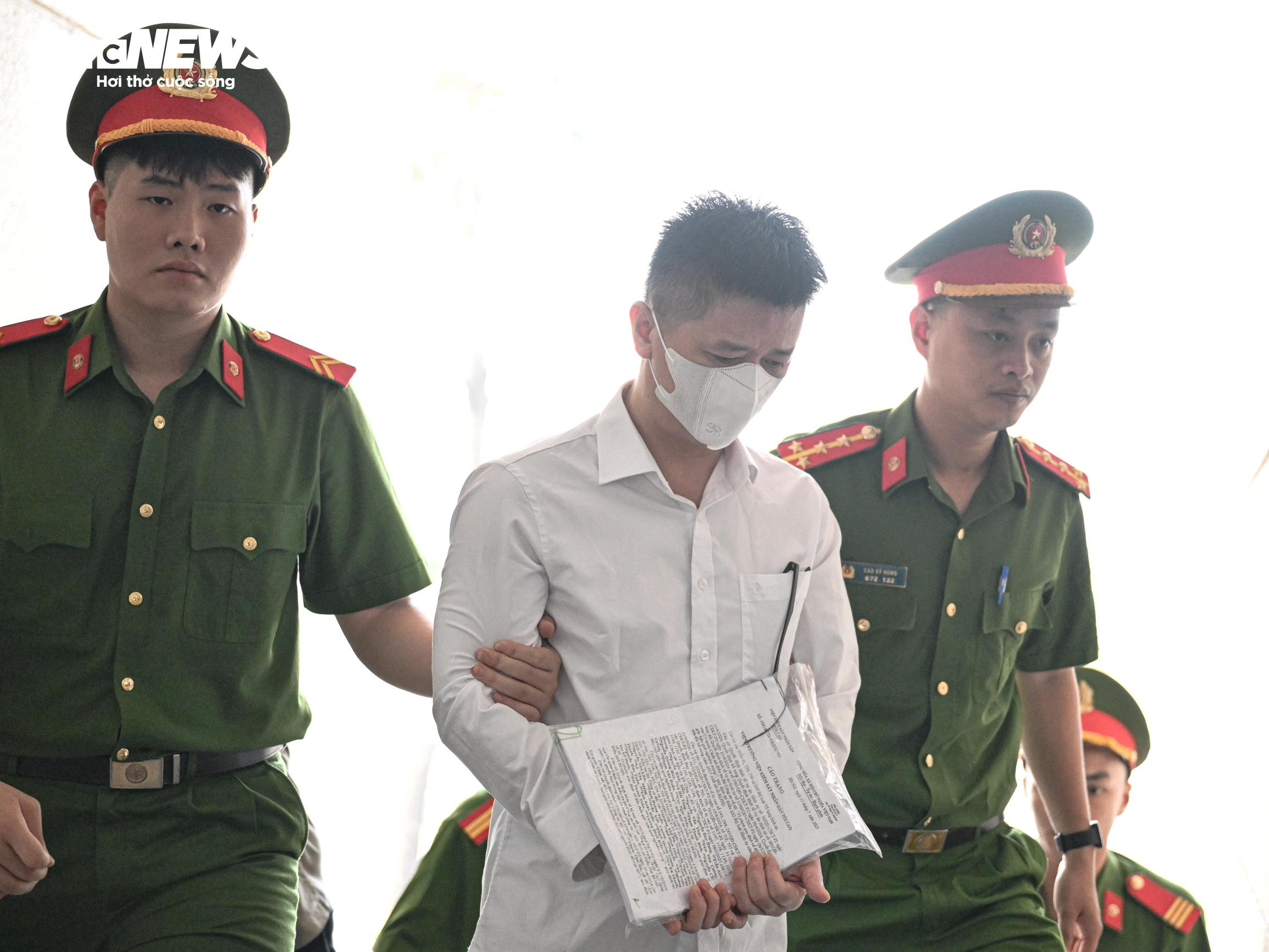 Dẫn giải cựu Phó Chủ nhiệm Văn phòng Quốc hội Phạm Thái Hà vào phòng xét xử - 3