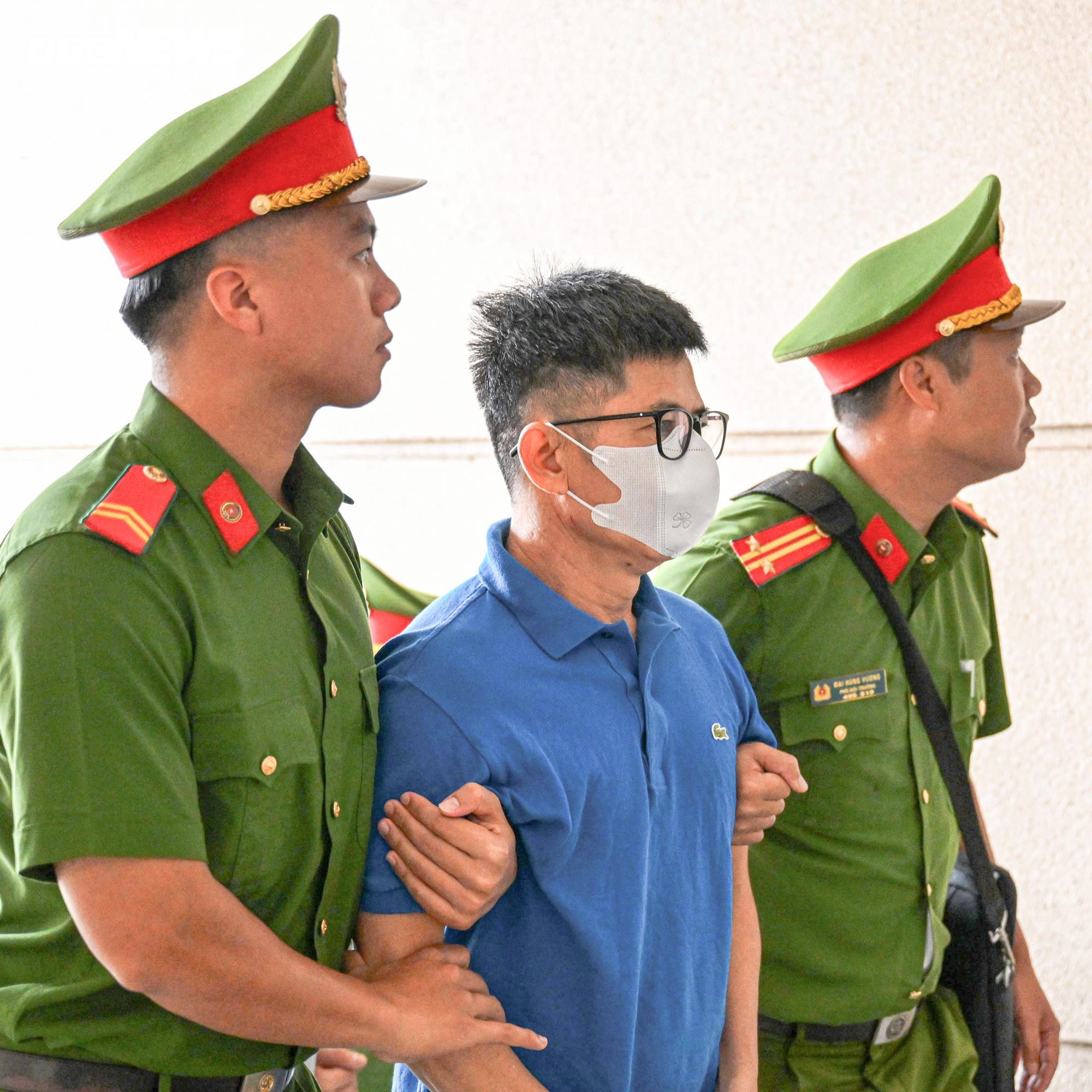 Dẫn giải cựu Phó Chủ nhiệm Văn phòng Quốc hội Phạm Thái Hà vào phòng xét xử - 10