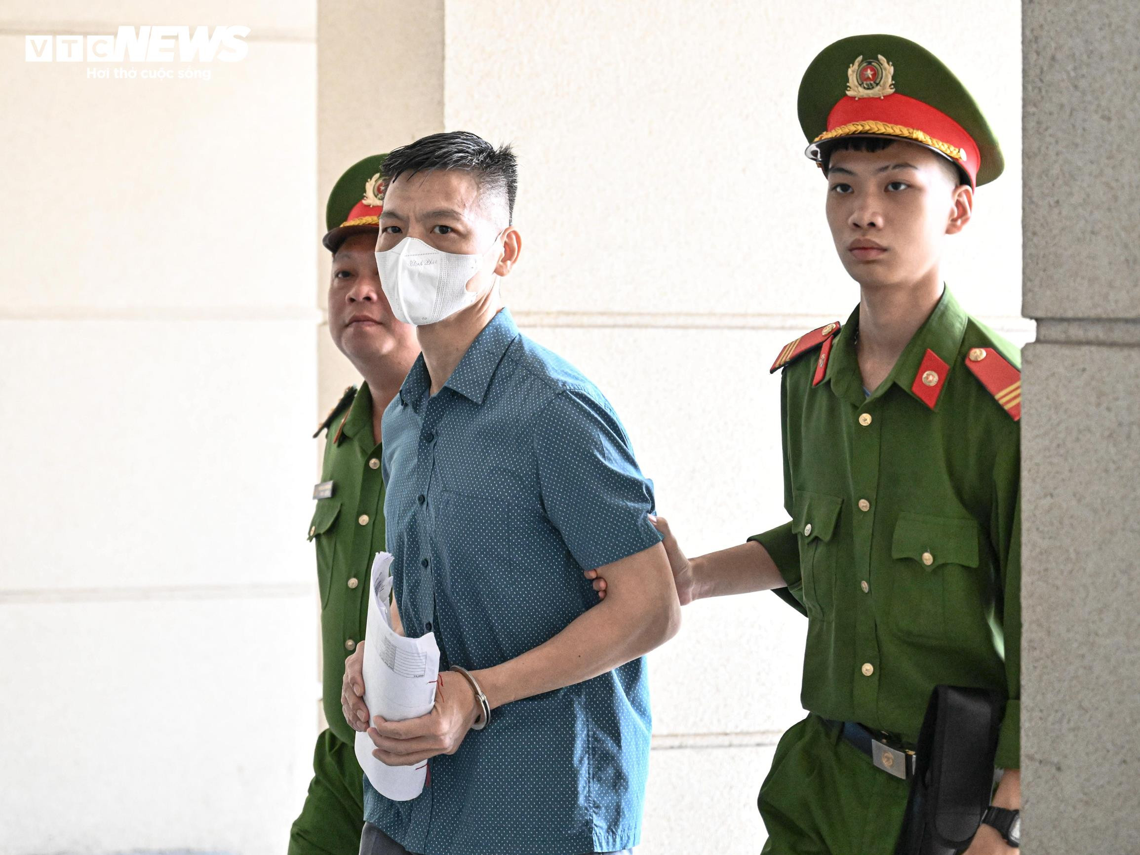 Dẫn giải cựu Phó Chủ nhiệm Văn phòng Quốc hội Phạm Thái Hà vào phòng xét xử - 6