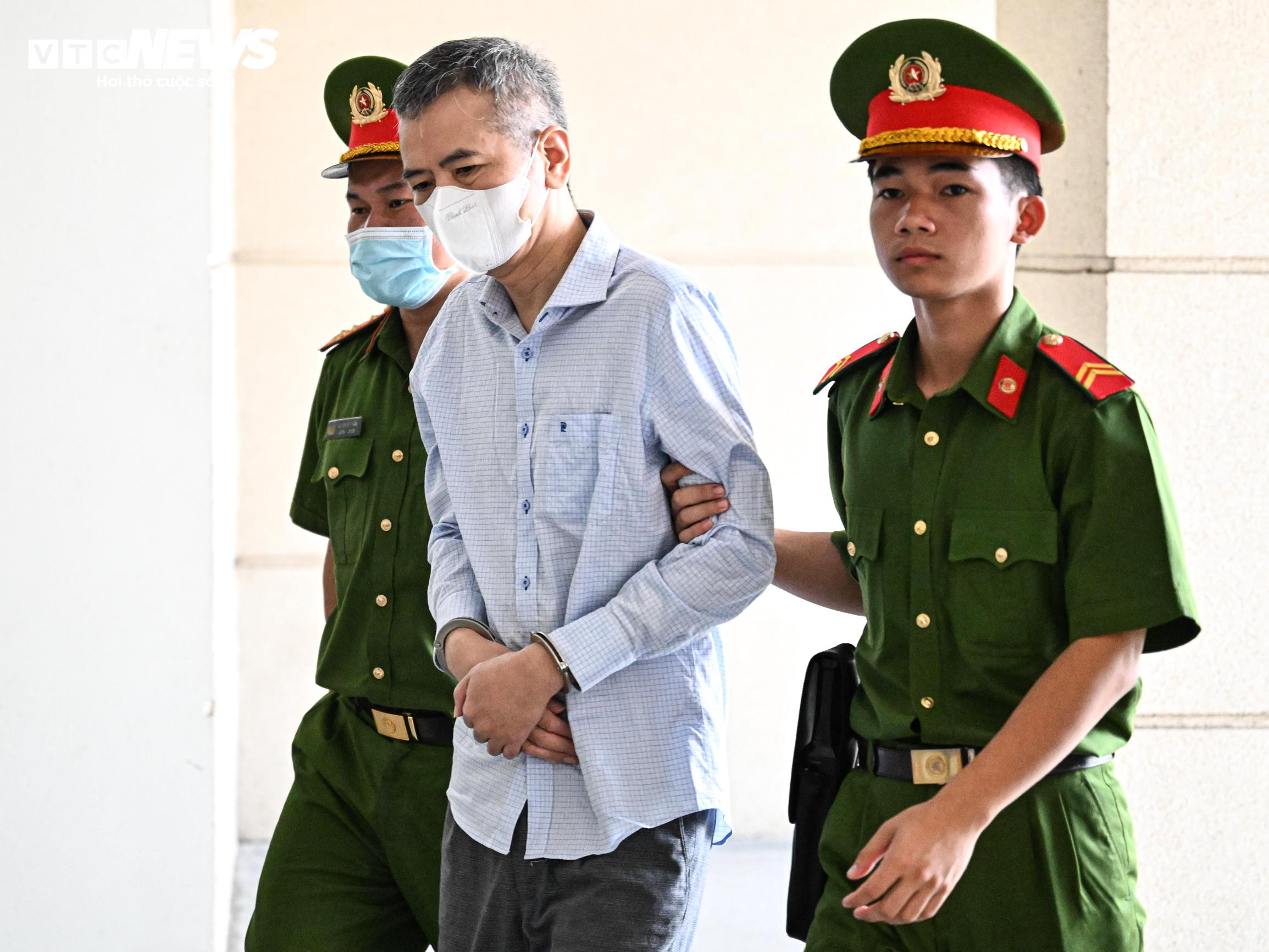 Dẫn giải cựu Phó Chủ nhiệm Văn phòng Quốc hội Phạm Thái Hà vào phòng xét xử - 7