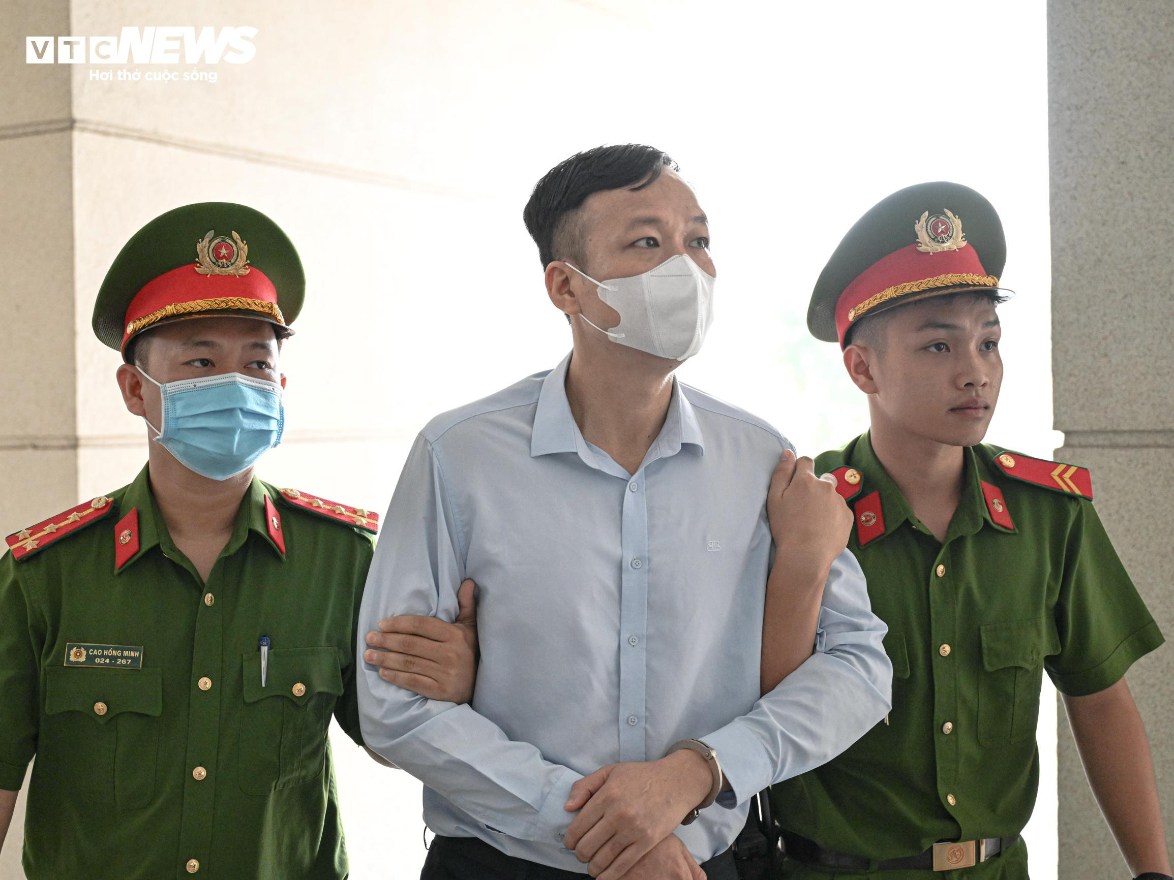 Dẫn giải cựu Phó Chủ nhiệm Văn phòng Quốc hội Phạm Thái Hà vào phòng xét xử - 8