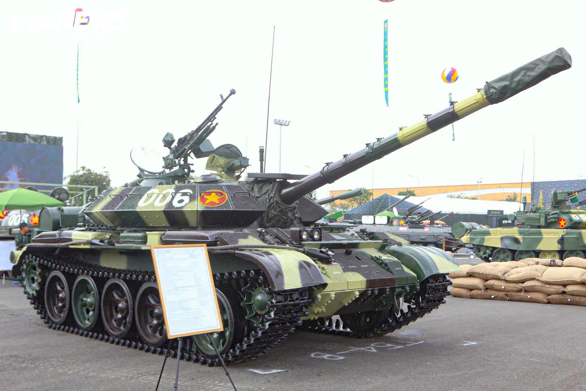 Dàn xe tăng T-90S, T-62, T-54B hút khách tại Triển lãm thành tựu đất nước - 12