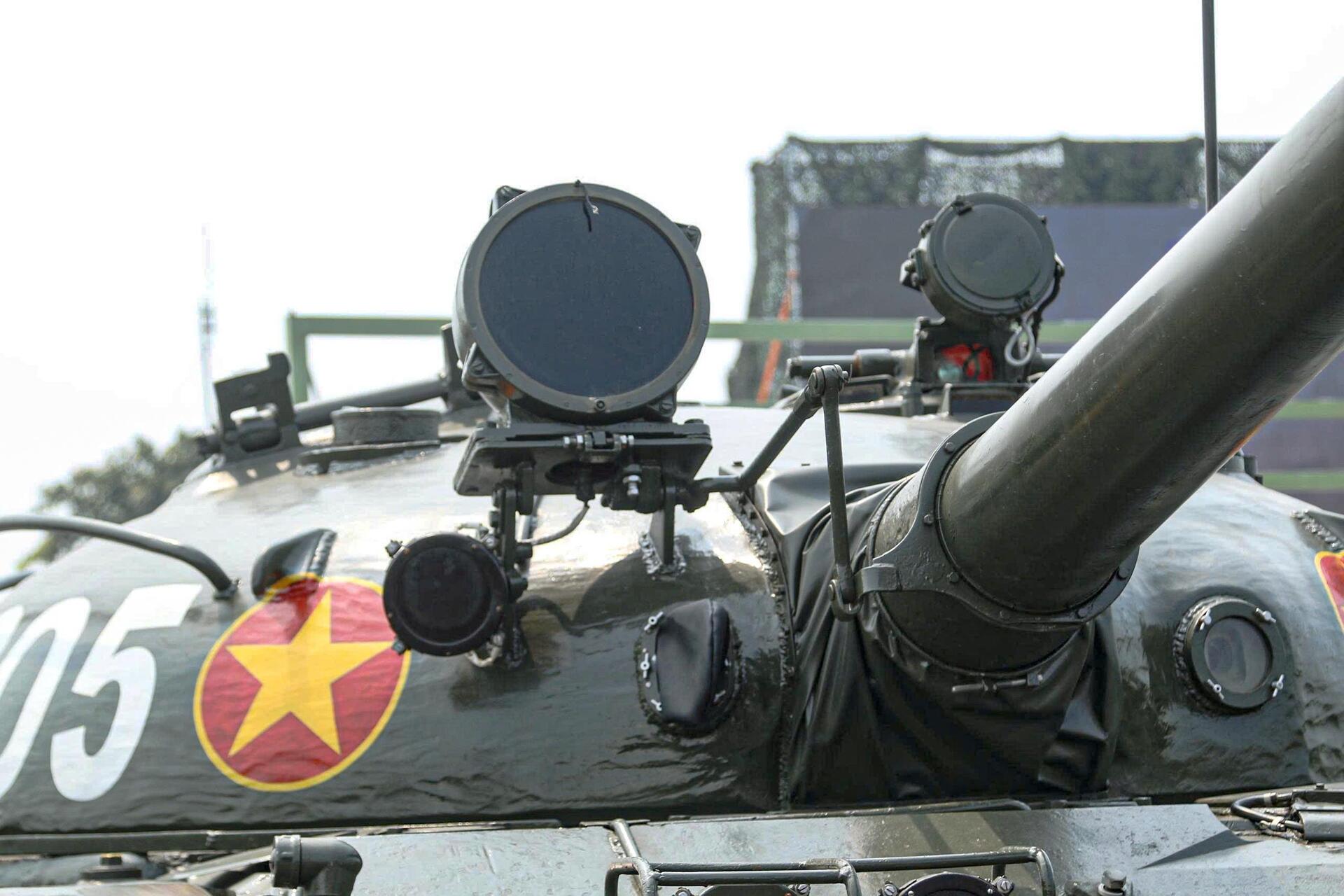 Dàn xe tăng T-90S, T-62, T-54B hút khách tại Triển lãm thành tựu đất nước - 7