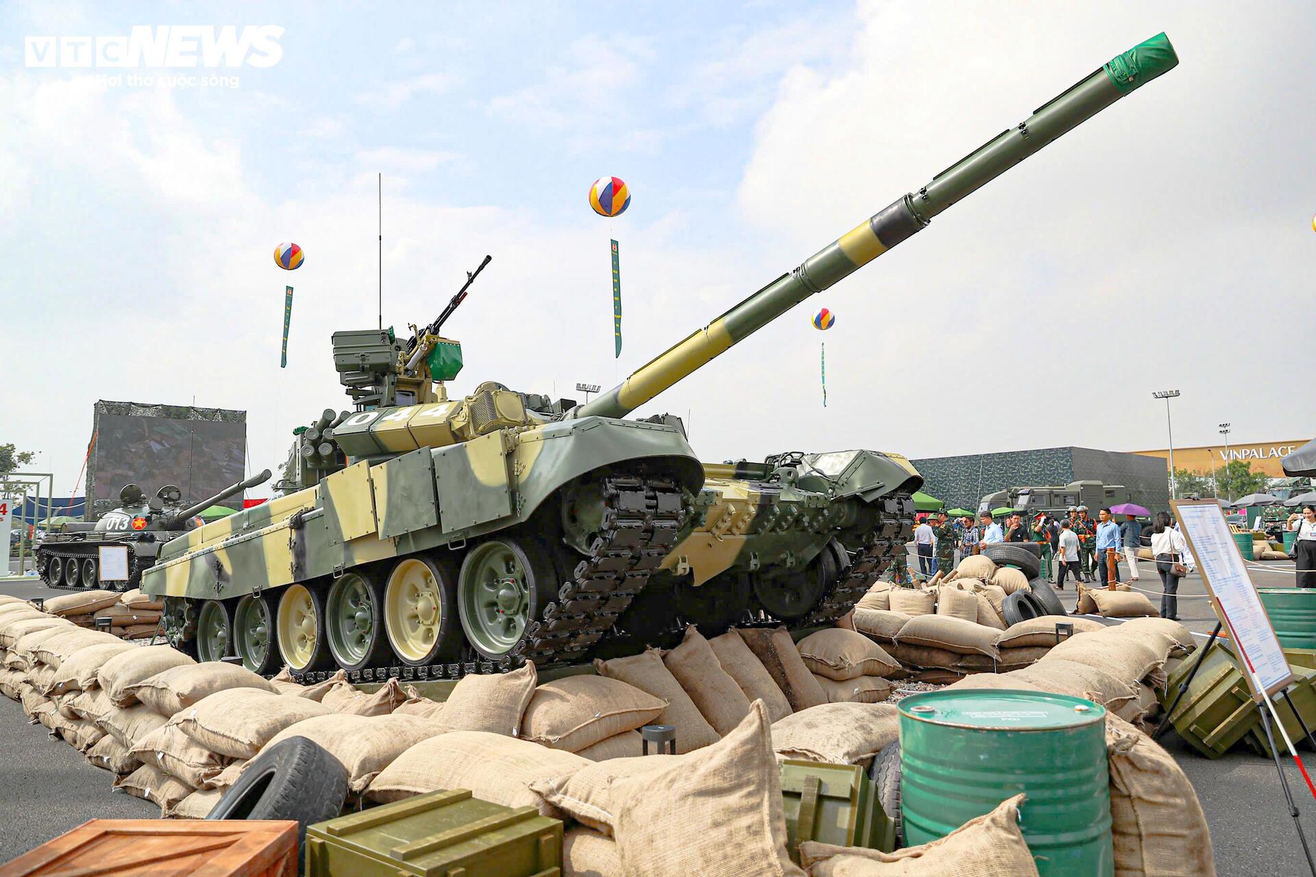 Dàn xe tăng T-90S, T-62, T-54B hút khách tại Triển lãm thành tựu đất nước - 1