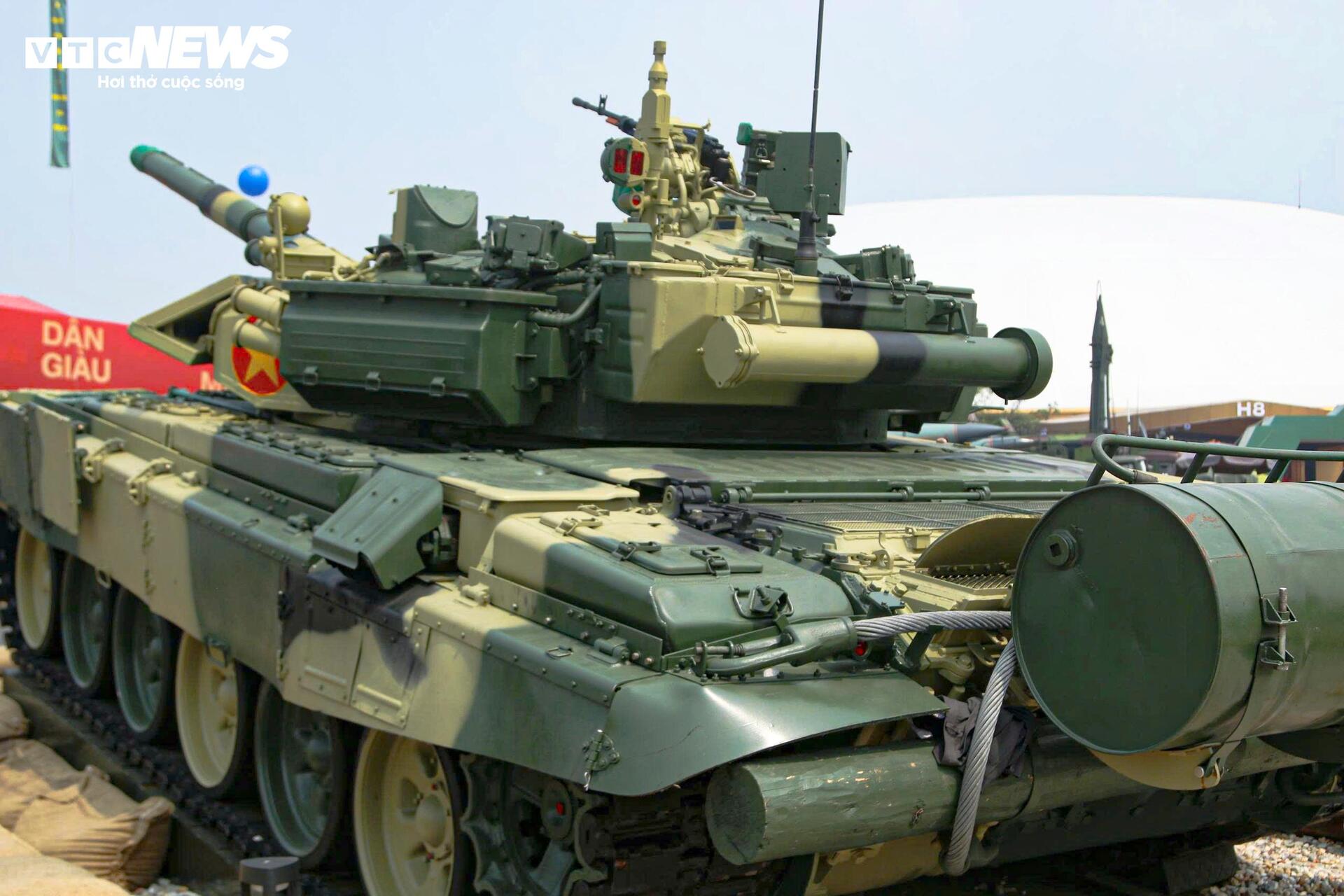 Dàn xe tăng T-90S, T-62, T-54B hút khách tại Triển lãm thành tựu đất nước - 4