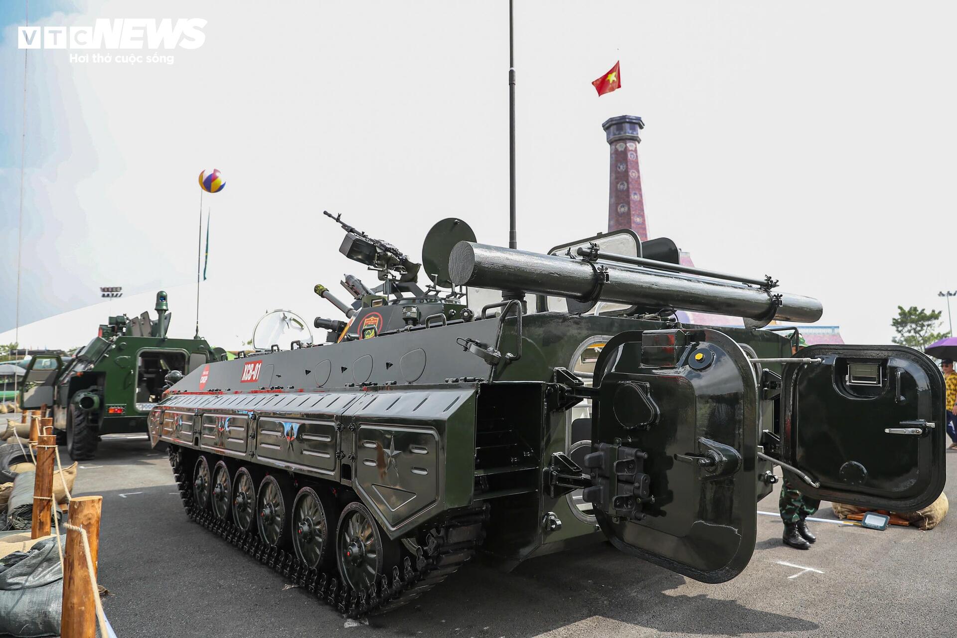 Dàn xe tăng T-90S, T-62, T-54B hút khách tại Triển lãm thành tựu đất nước - 15