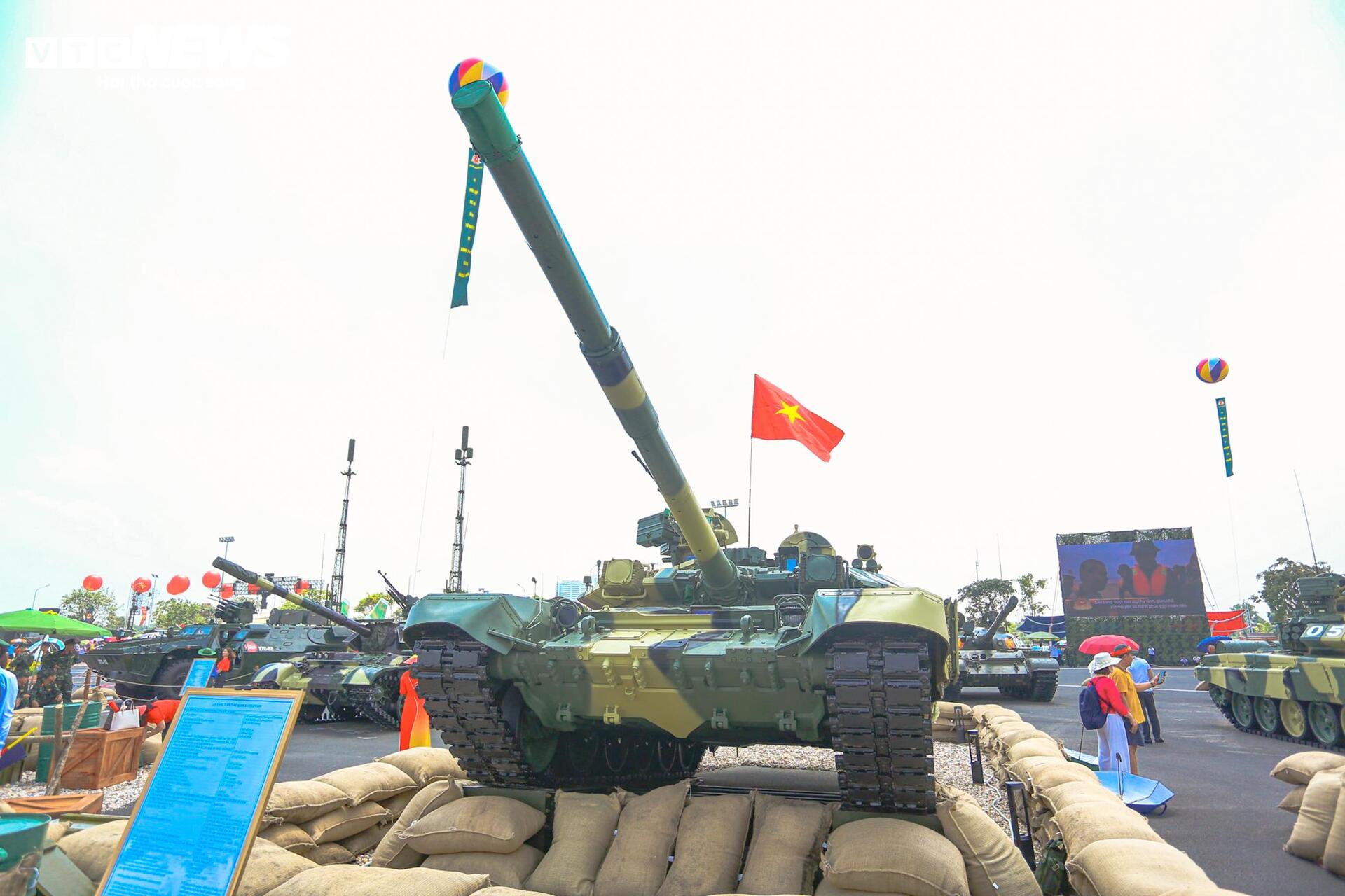Dàn xe tăng T-90S, T-62, T-54B hút khách tại Triển lãm thành tựu đất nước - 2