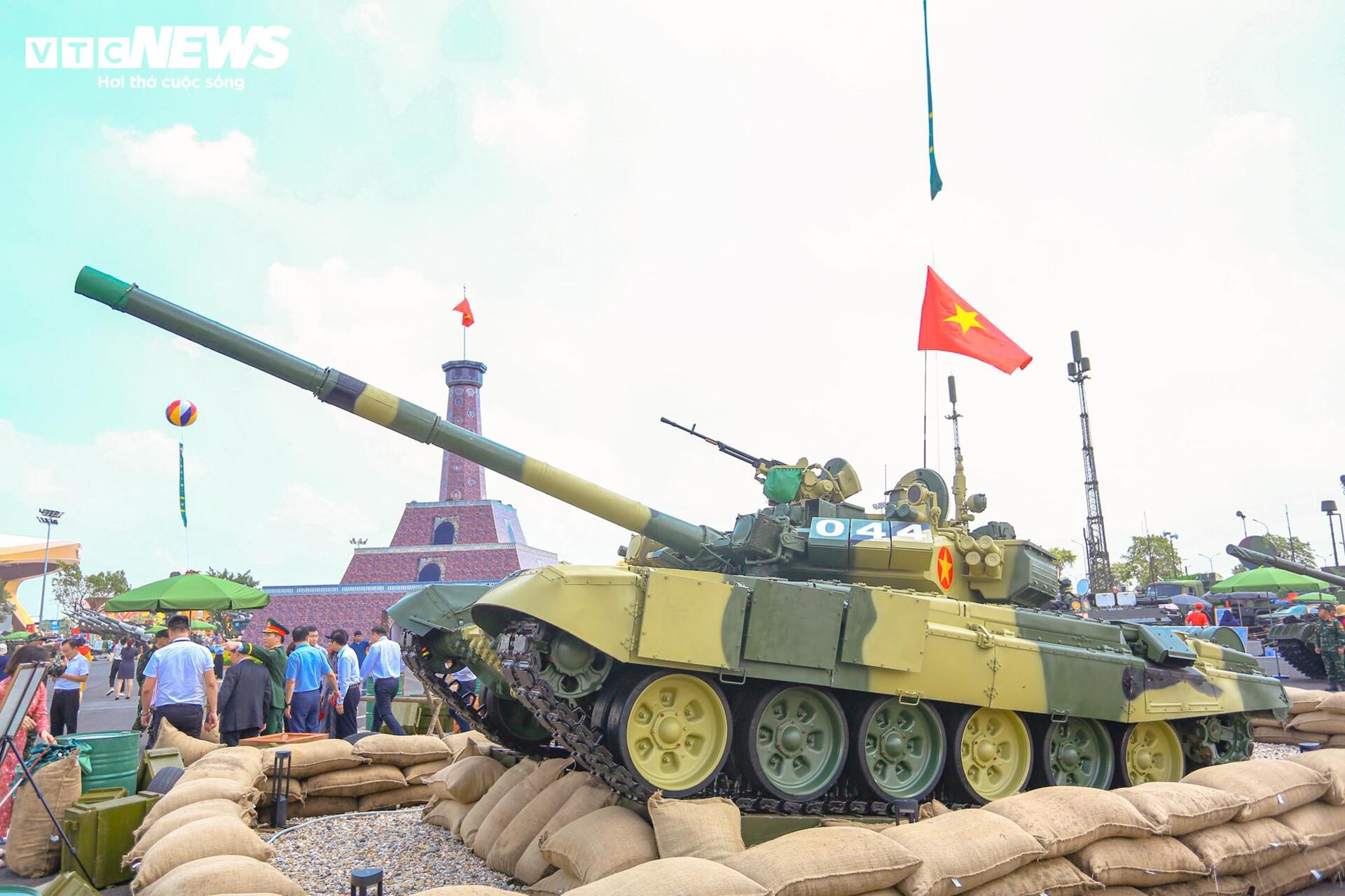 Dàn xe tăng T-90S, T-62, T-54B hút khách tại Triển lãm thành tựu đất nước - 3